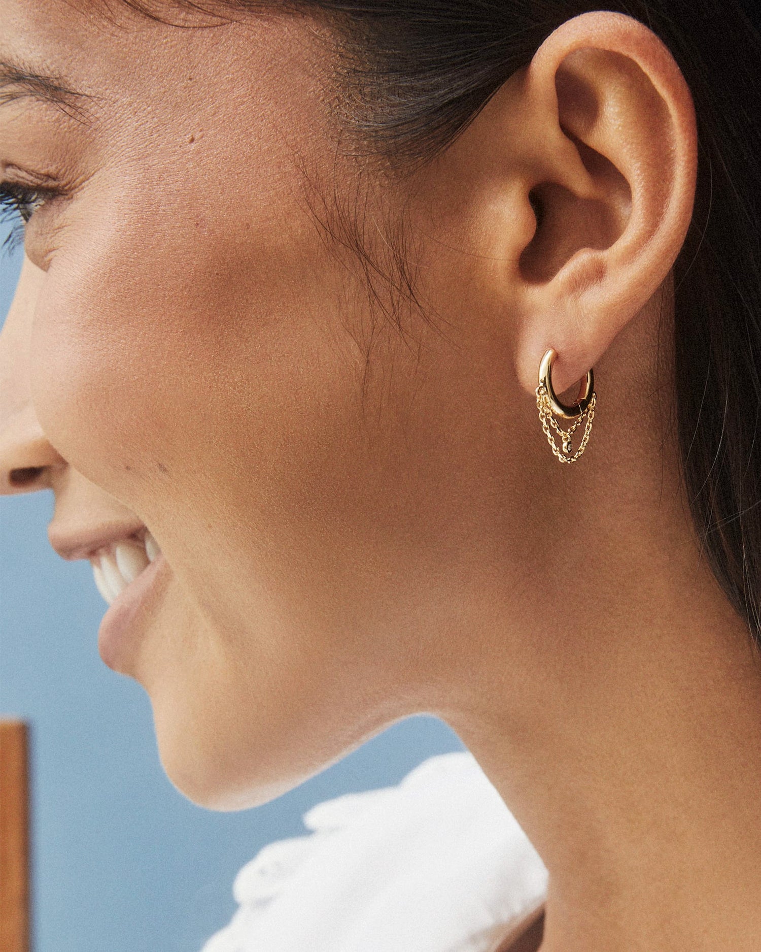 davina-18k-yellow-gold-vermeil-huggie-earrings-in-white-diamond-kendra-scott