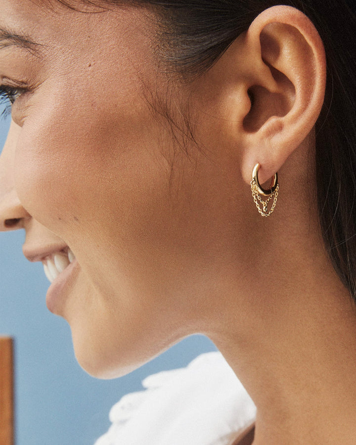 davina-18k-yellow-gold-vermeil-huggie-earrings-in-white-diamond-kendra-scott