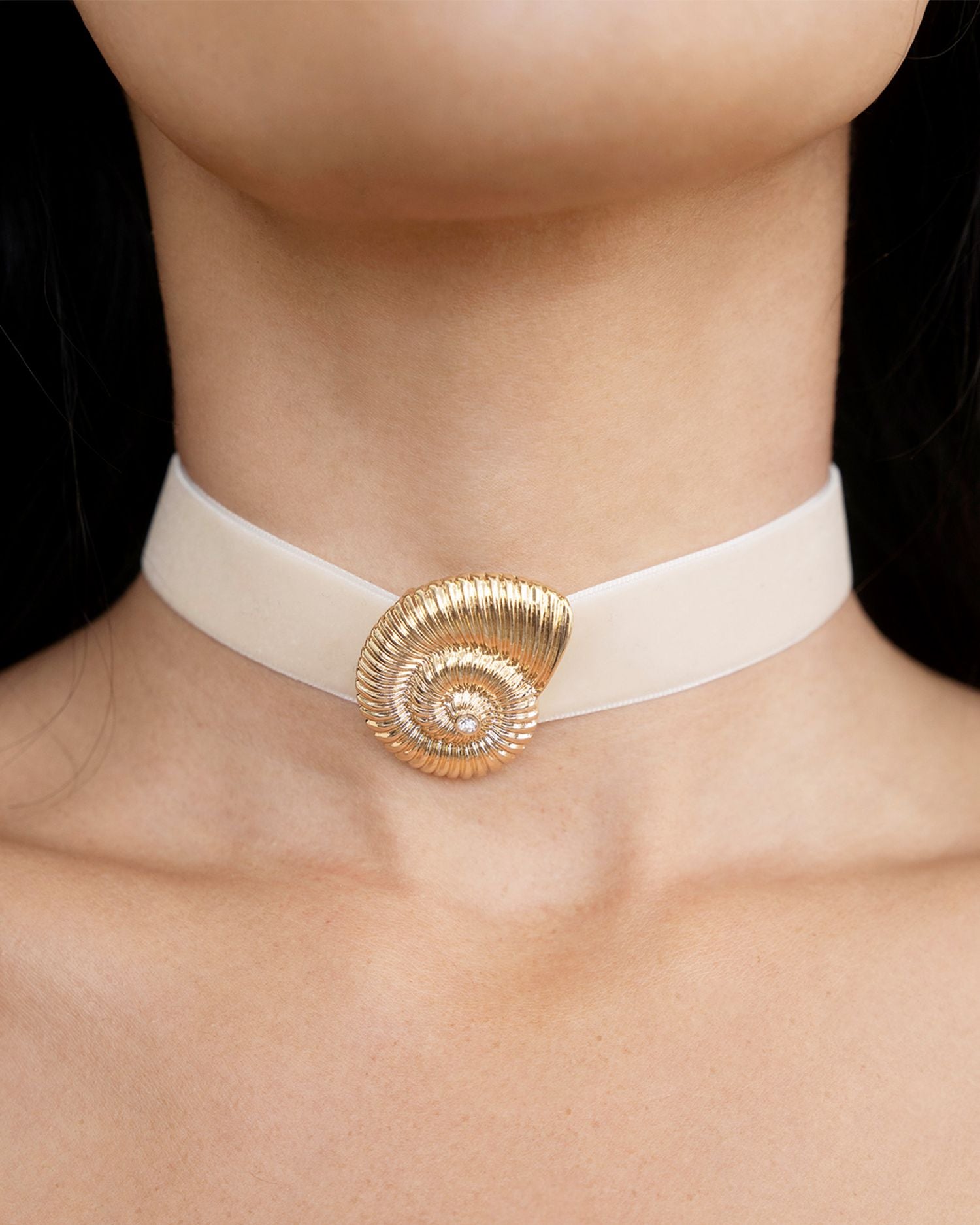 Swirled Shell Pendant Velvet Choker, 12'