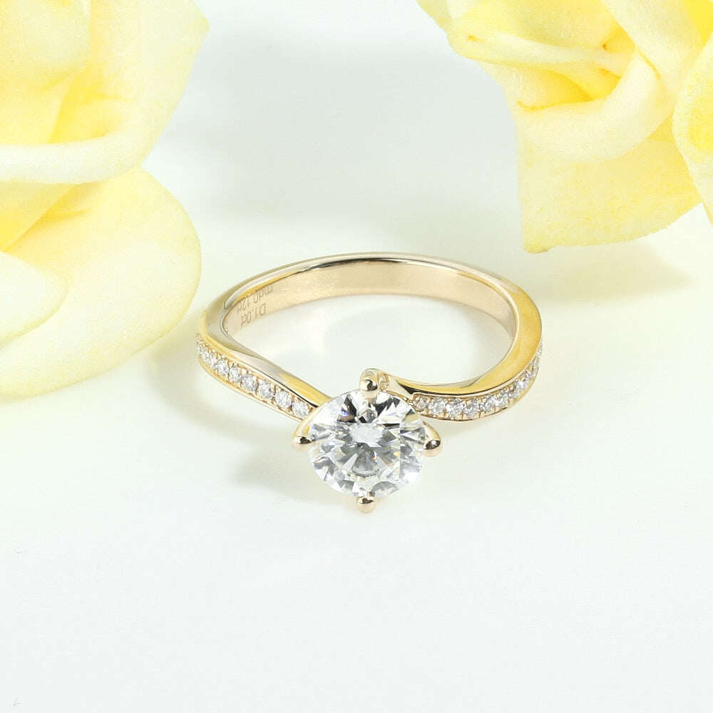 14K Gold Round Shaped Moissanite Round Wedding Ring