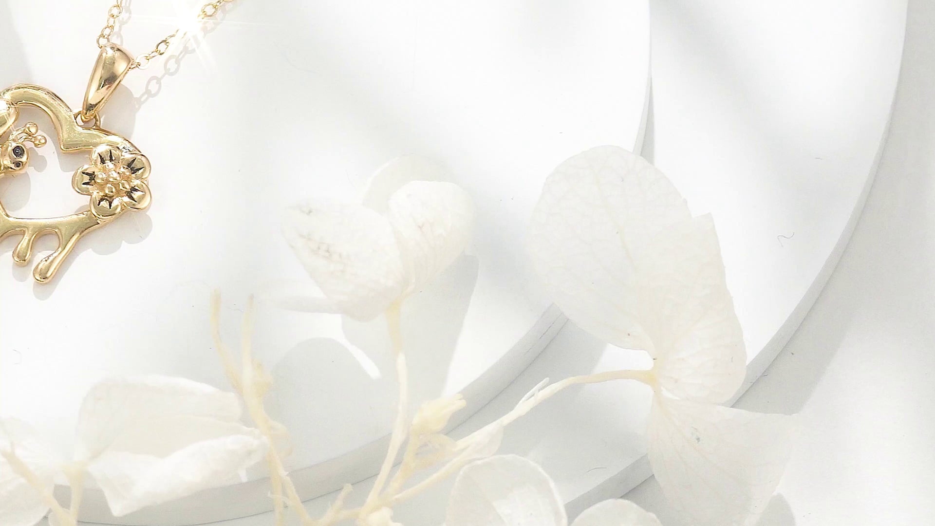 10K Gold Bee Daisy Heart Pendant Necklace For Women