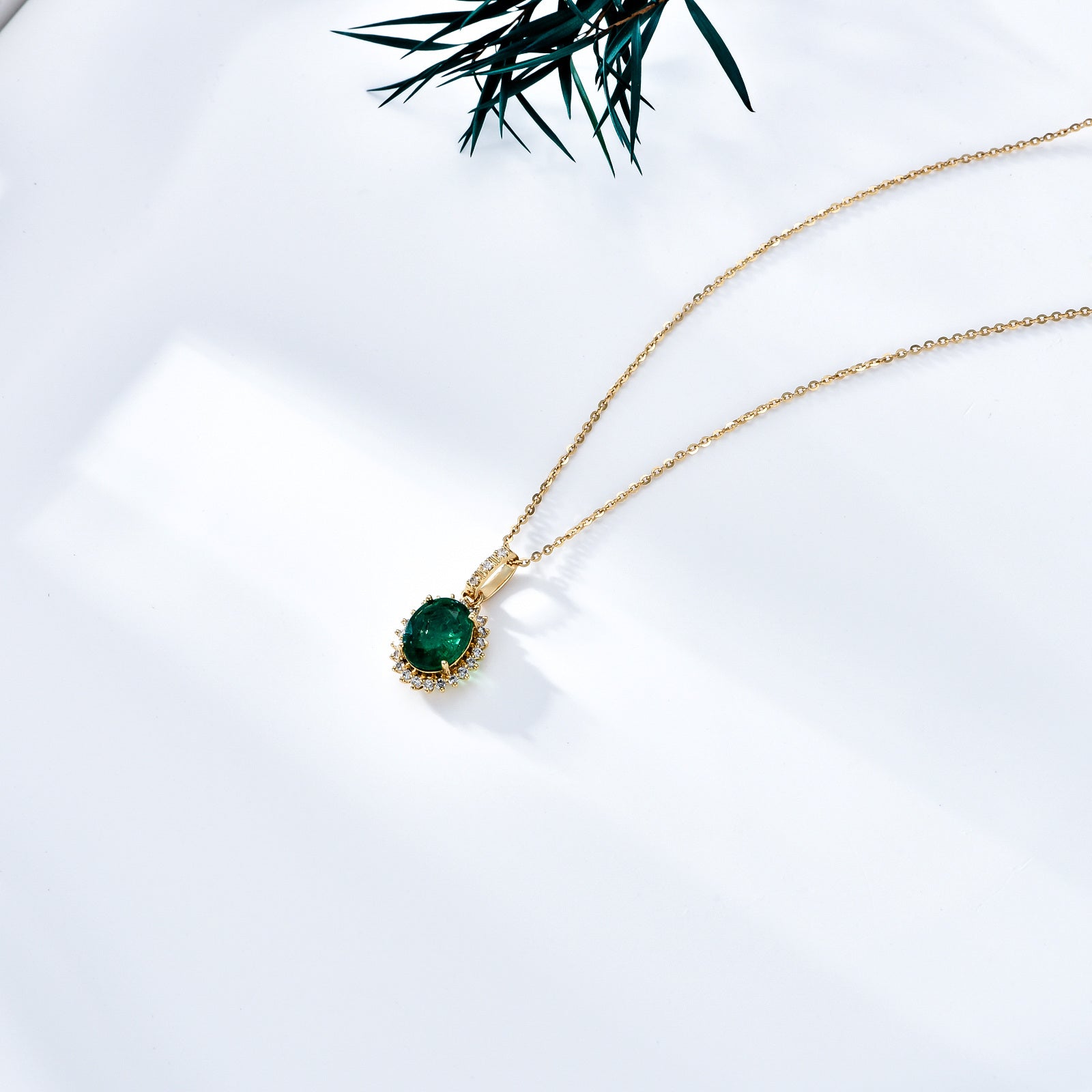 18K Gold Emerald Oval Shaped Pendant Necklace