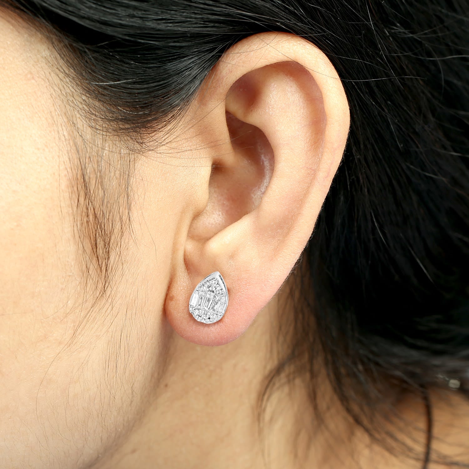18K White Gold Baguette Cut Diamond Pear Stud Earrings