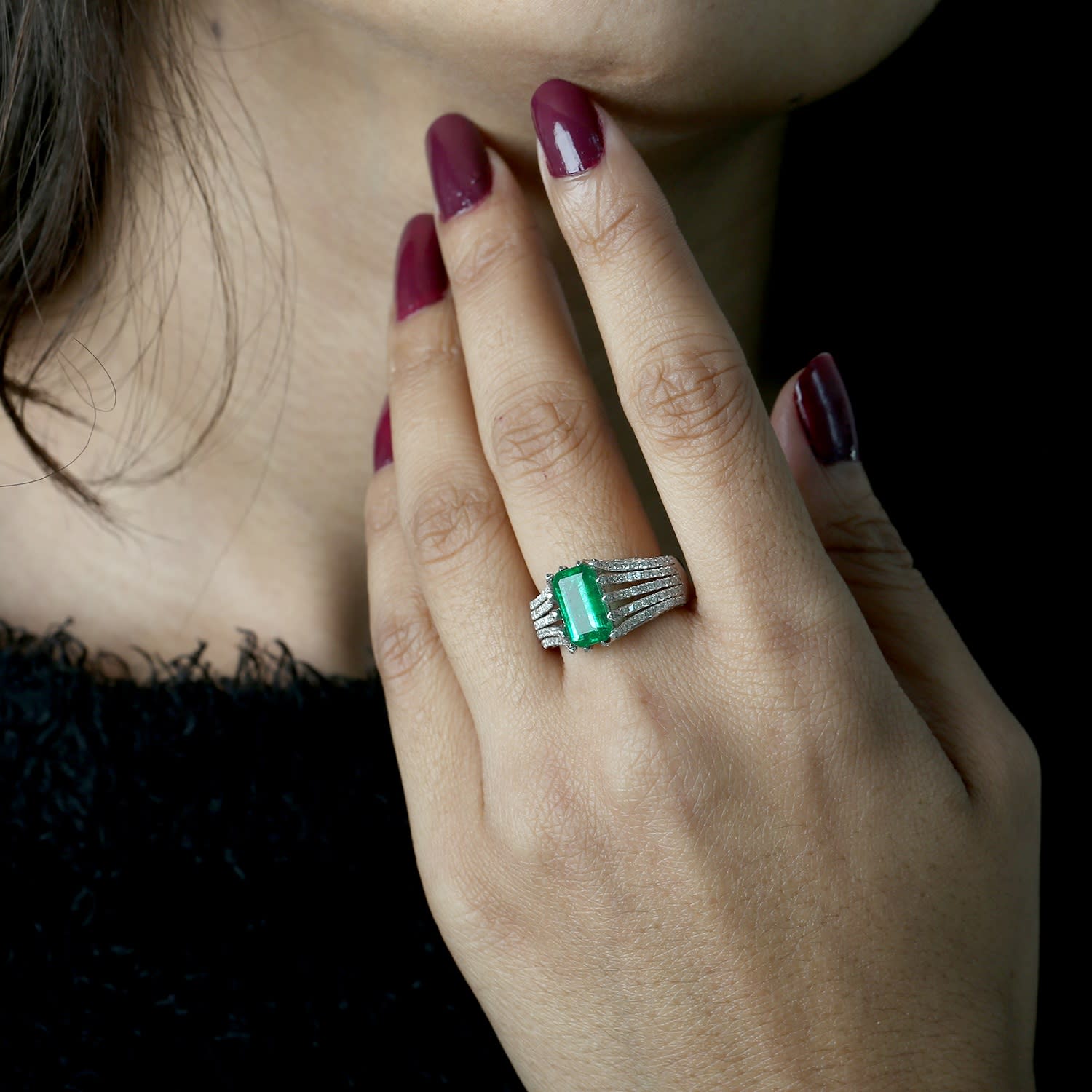 18K White Gold Emerald Cut Emerald Ring With Diamond Pave Band