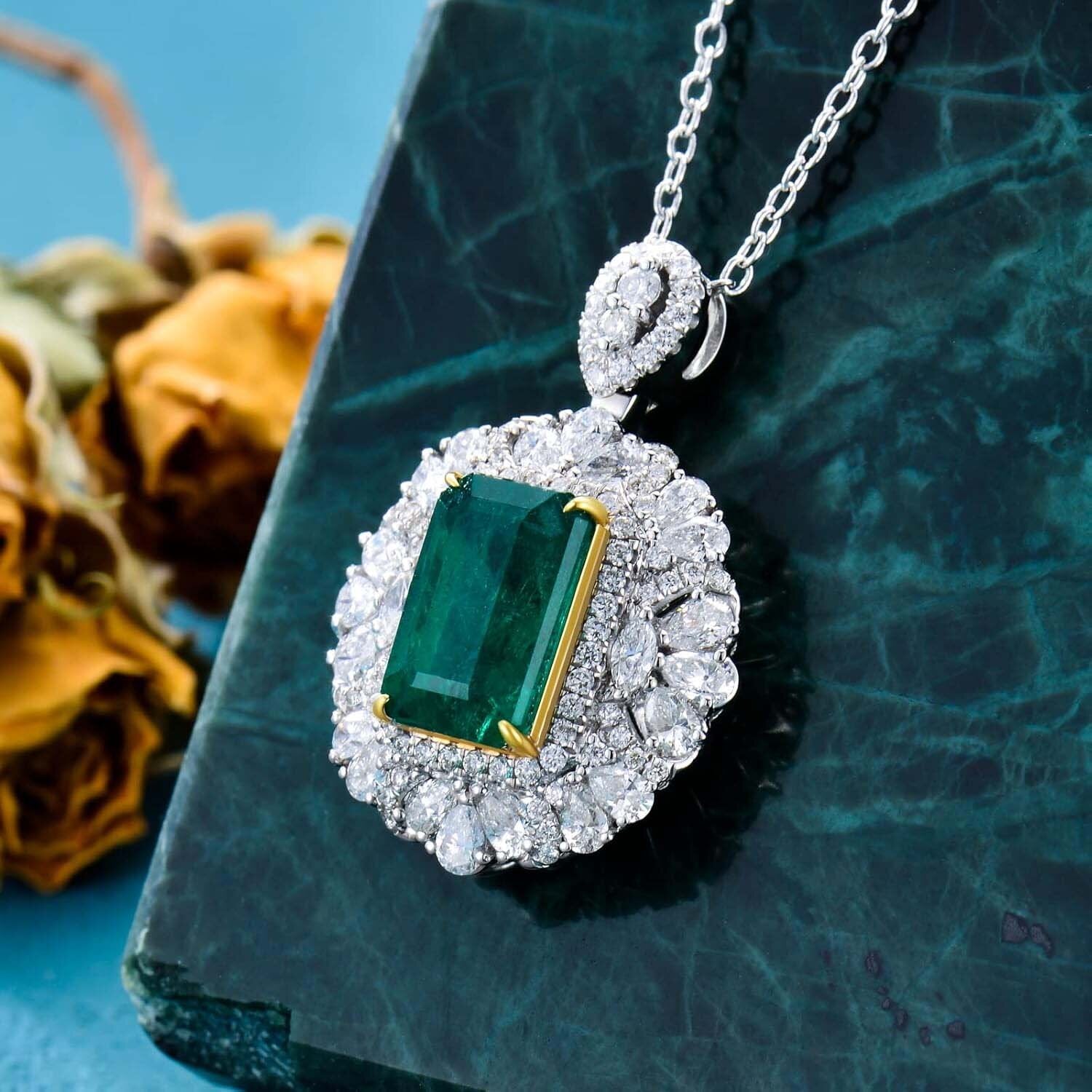 18K White Gold Emerald Round Shaped Necklace for Women