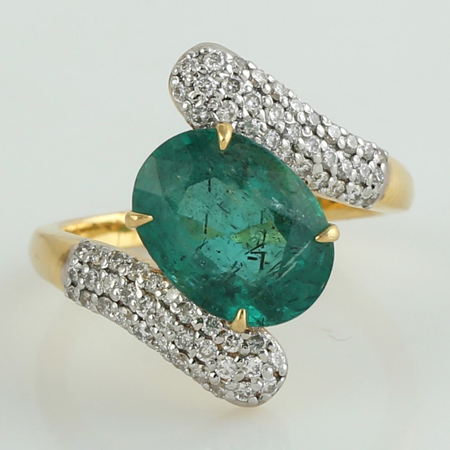 18K Yellow Gold Emerald & Diamond Ring – Elegant Oval Cut Gemstone Statement