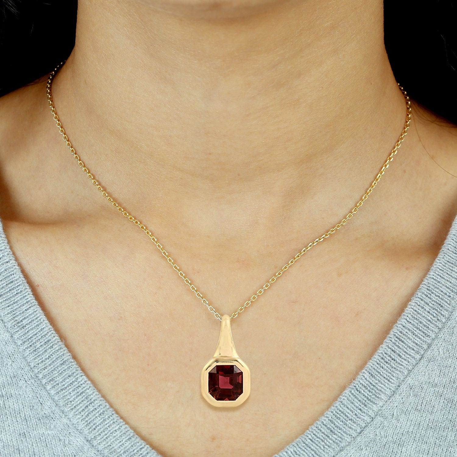 18K Yellow Gold Garnet Pendant – Bold & Minimal Charm For Modern Elegance