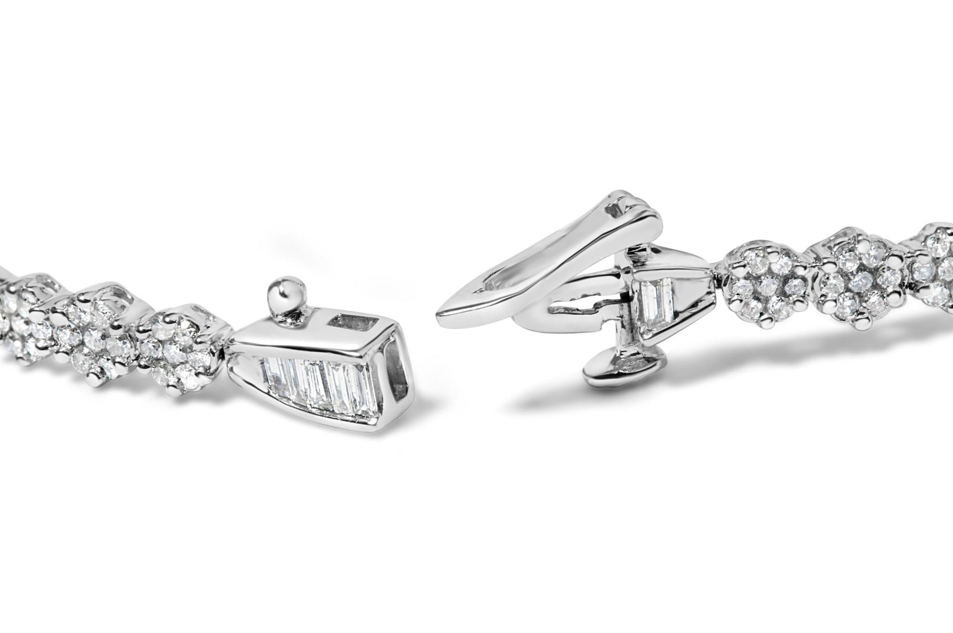 14k White Gold 2 1/2 Cttw Diamond Alternating Floral Cluster and Oval Link 7' Bracelet (G-H Color, SI2-I1 Clarity)