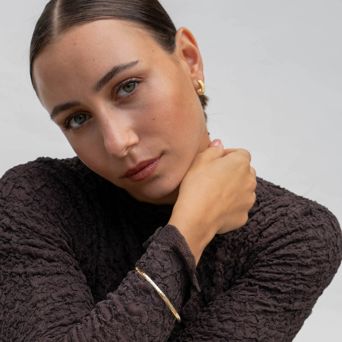 9k Gold 4mm Hammered Nomad Bangle