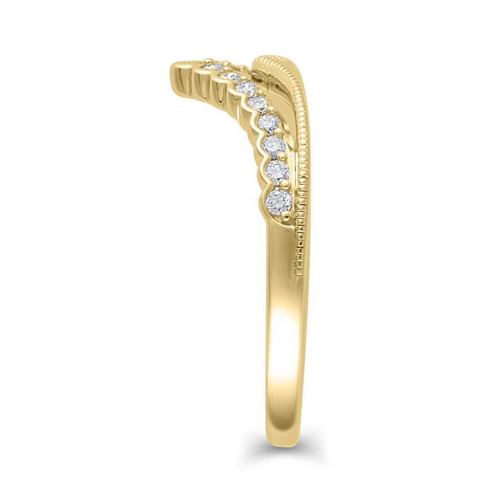 Chevron Wedding Band with Graduating Diamonds in 14K Yellow Gold (1/5 ct. tw.)