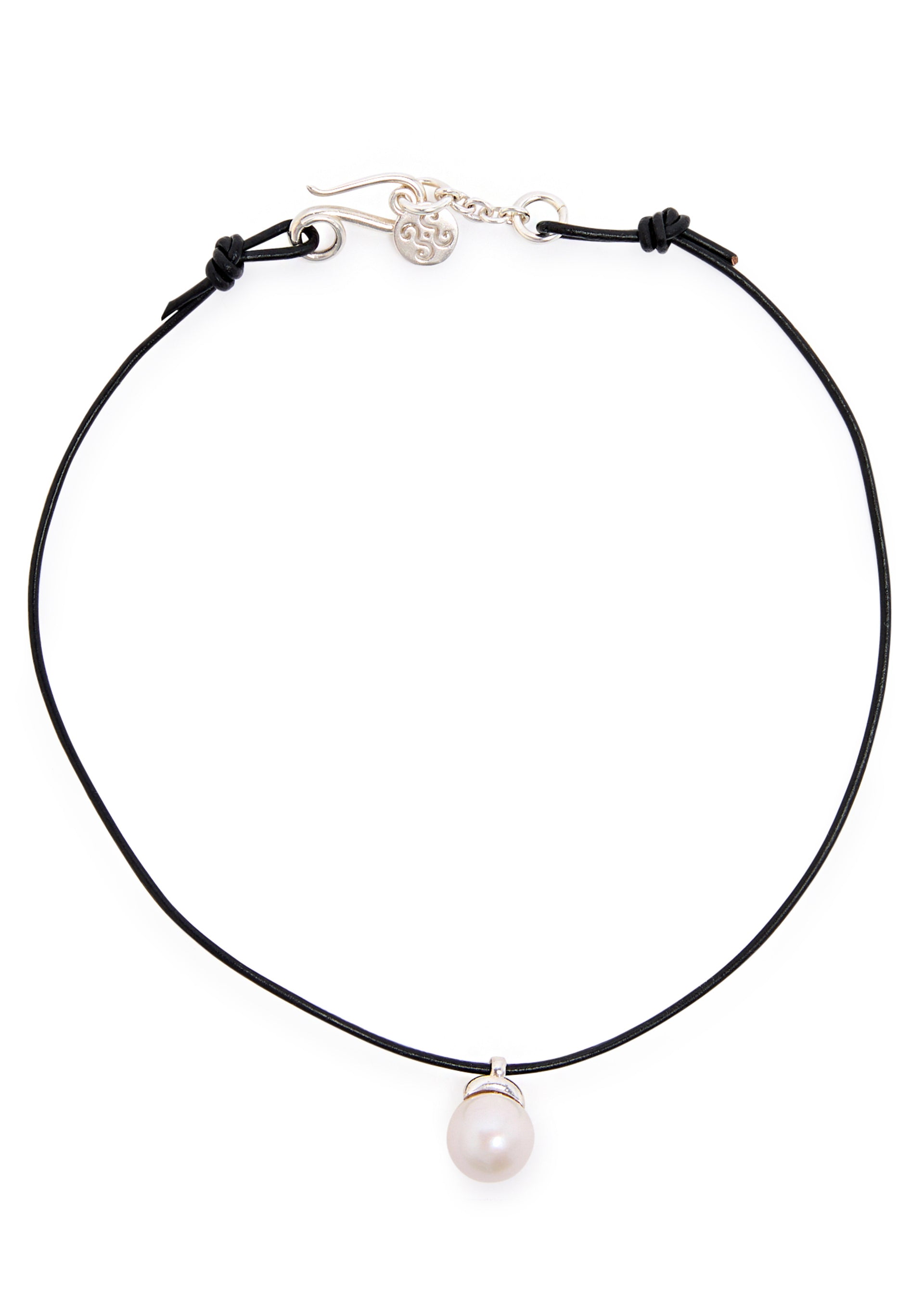 Pearl leather choker