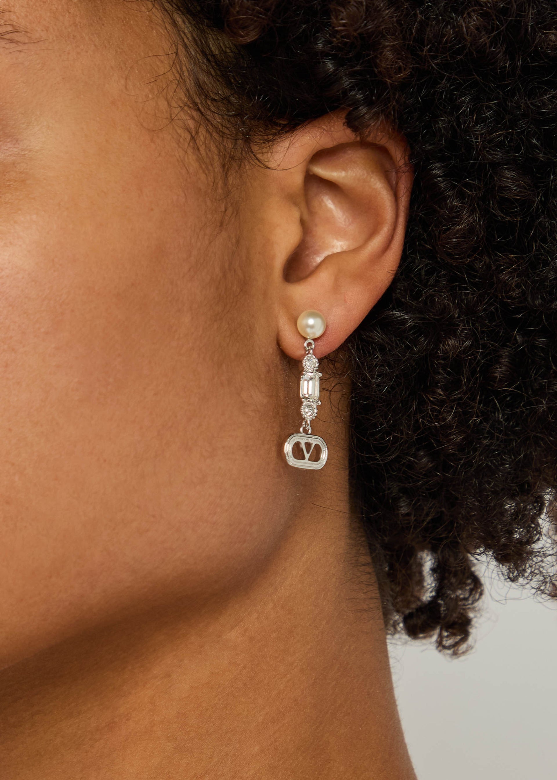 VLogo embellished drop earrings