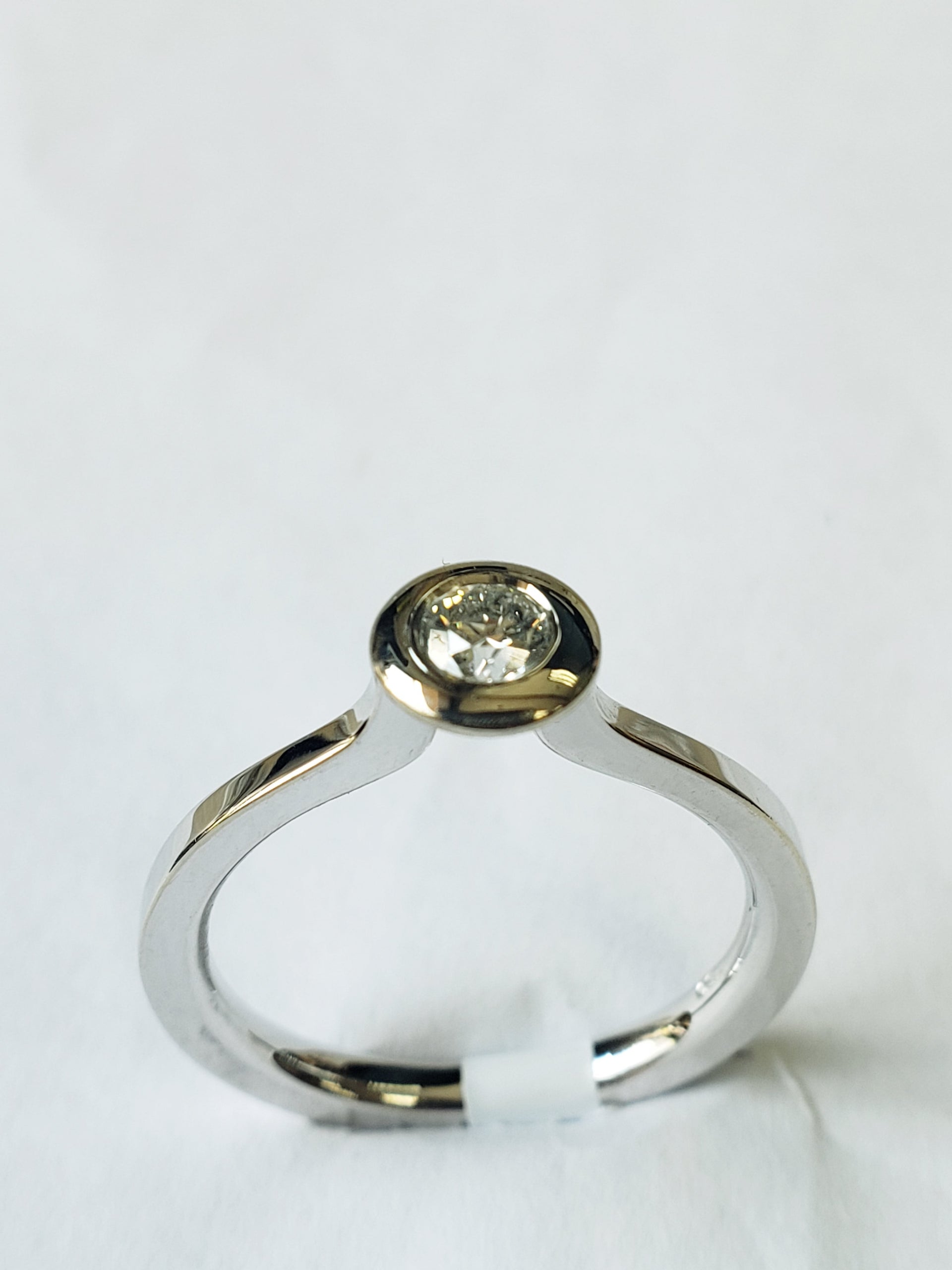 18kt white gold solitaire diamond ring containing 0.25 cts tw (GH VS SI)