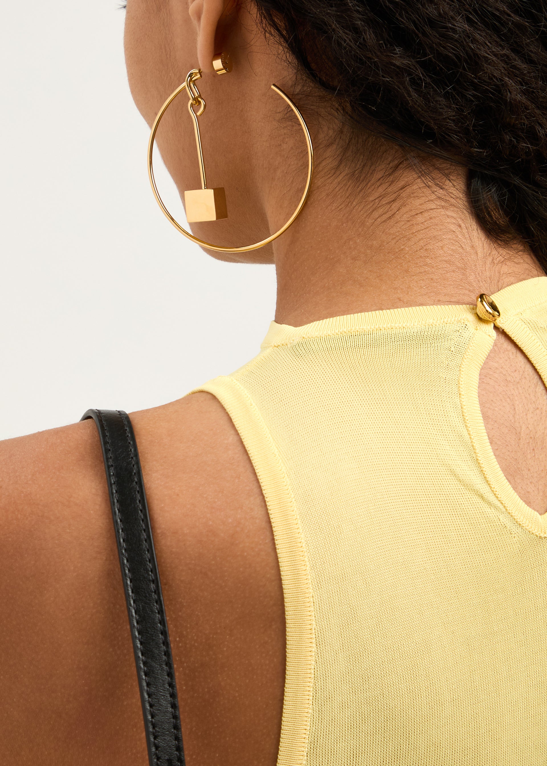 Les Créoles Nodo mismatched hoop earrings