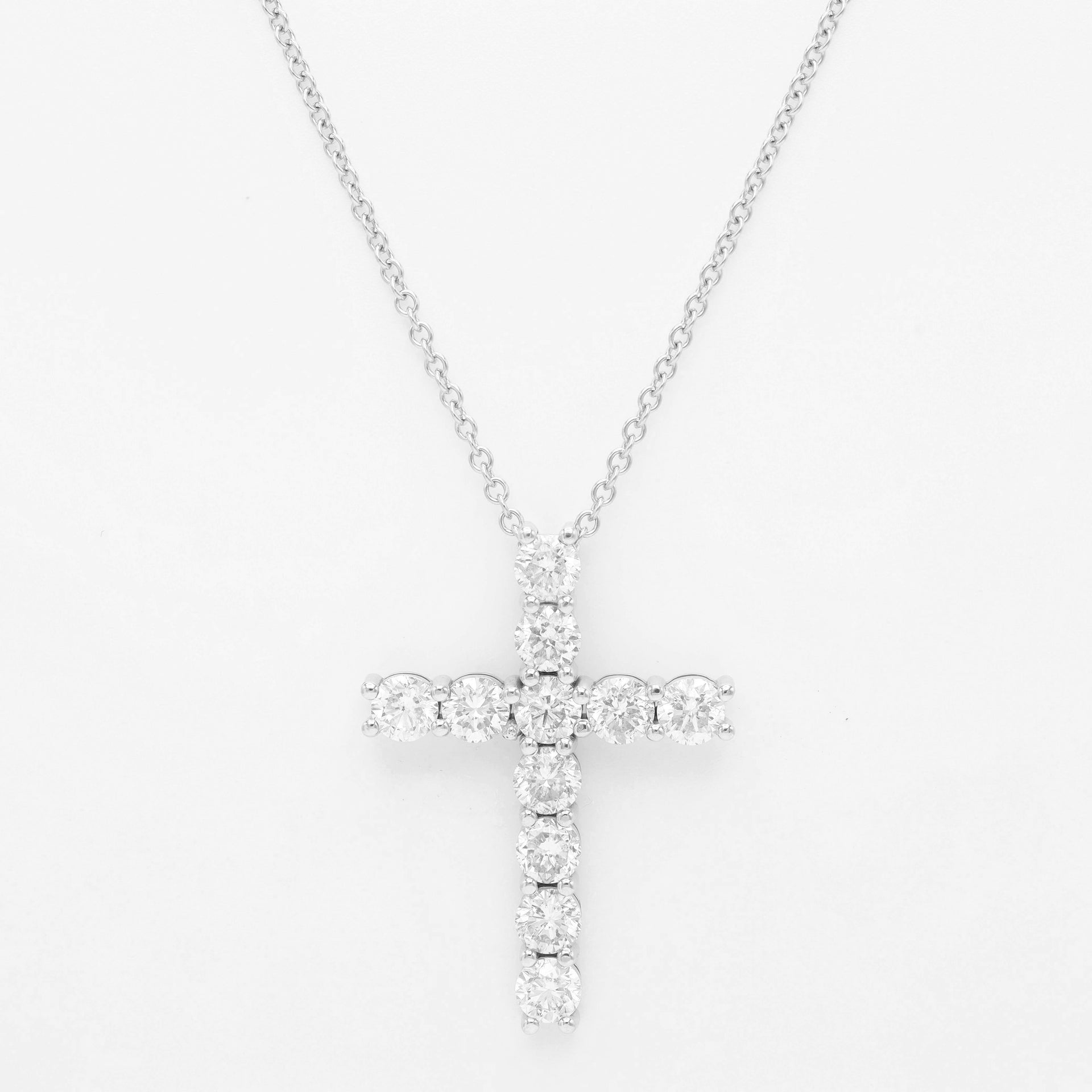 18kt white gold, 1' diamond cross pendant adorned with 4.52 cts tw of brilliant cut round diamonds