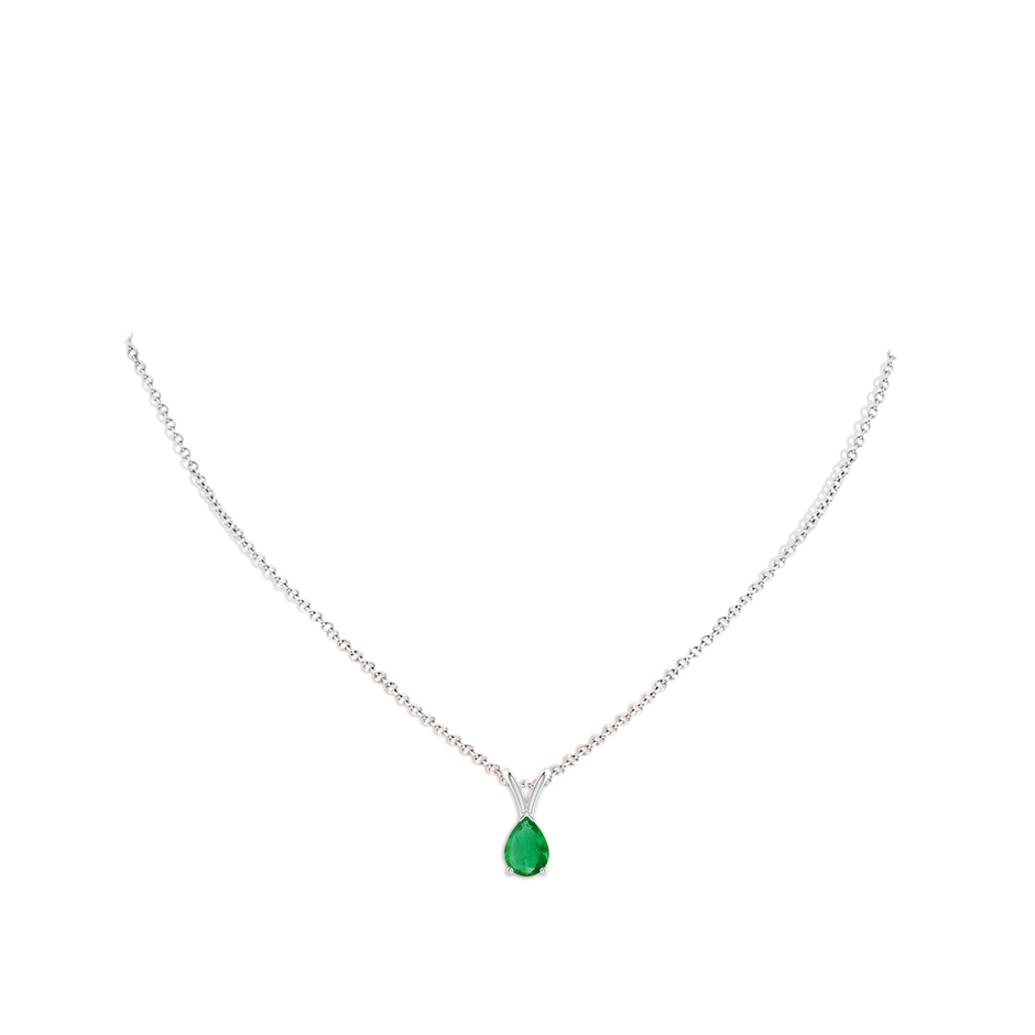 V-Bale Pear-Shaped Emerald Solitaire Pendant