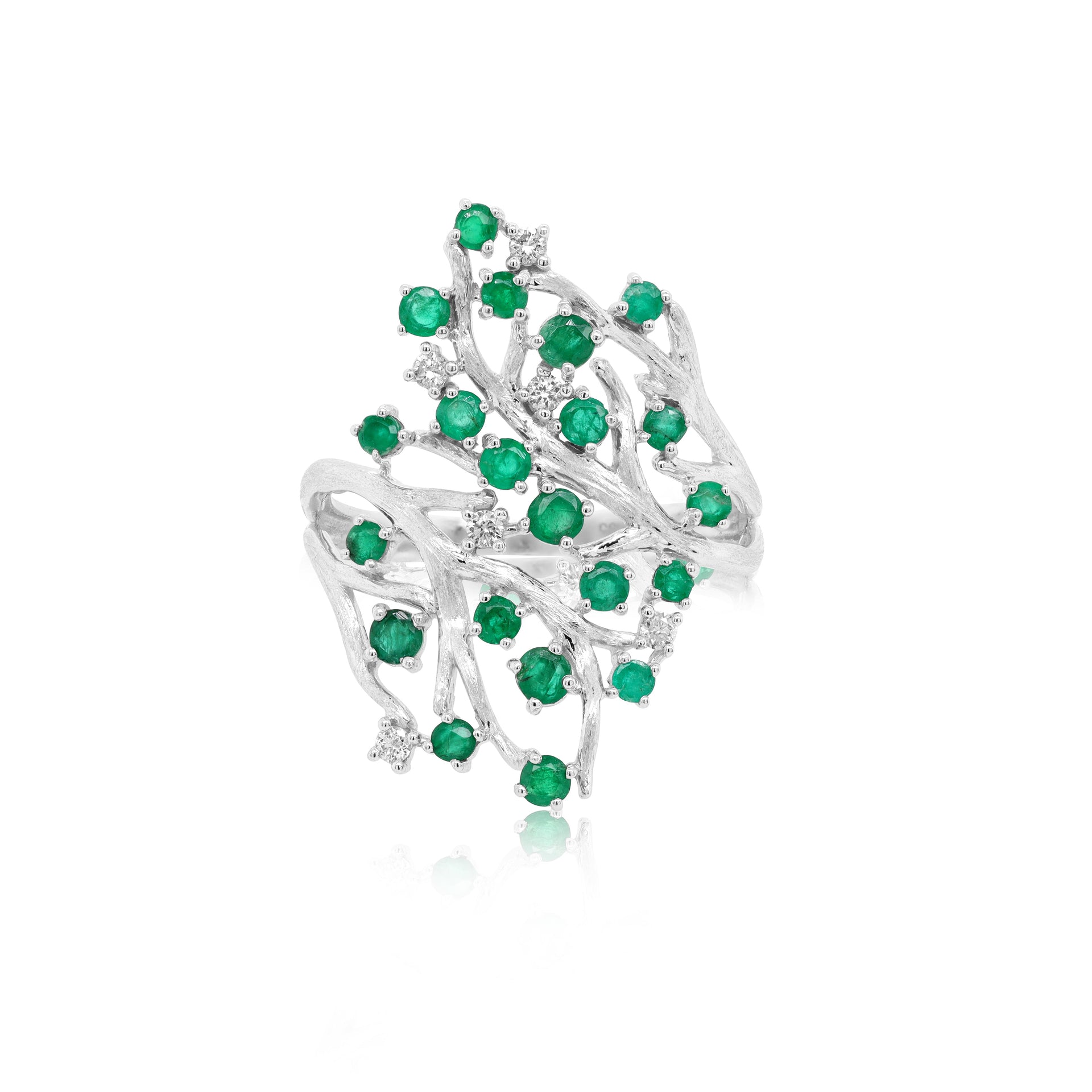 14KT WG RING WITH 0.11CT DIAMONDS AND 0.86CT EM / 3.52 GM / 27 STONE