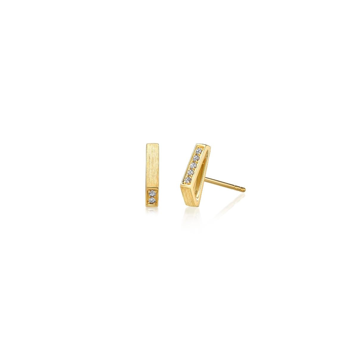 m-yellow-gold-diamond-mistmatched-earrings-chow-sang-sang