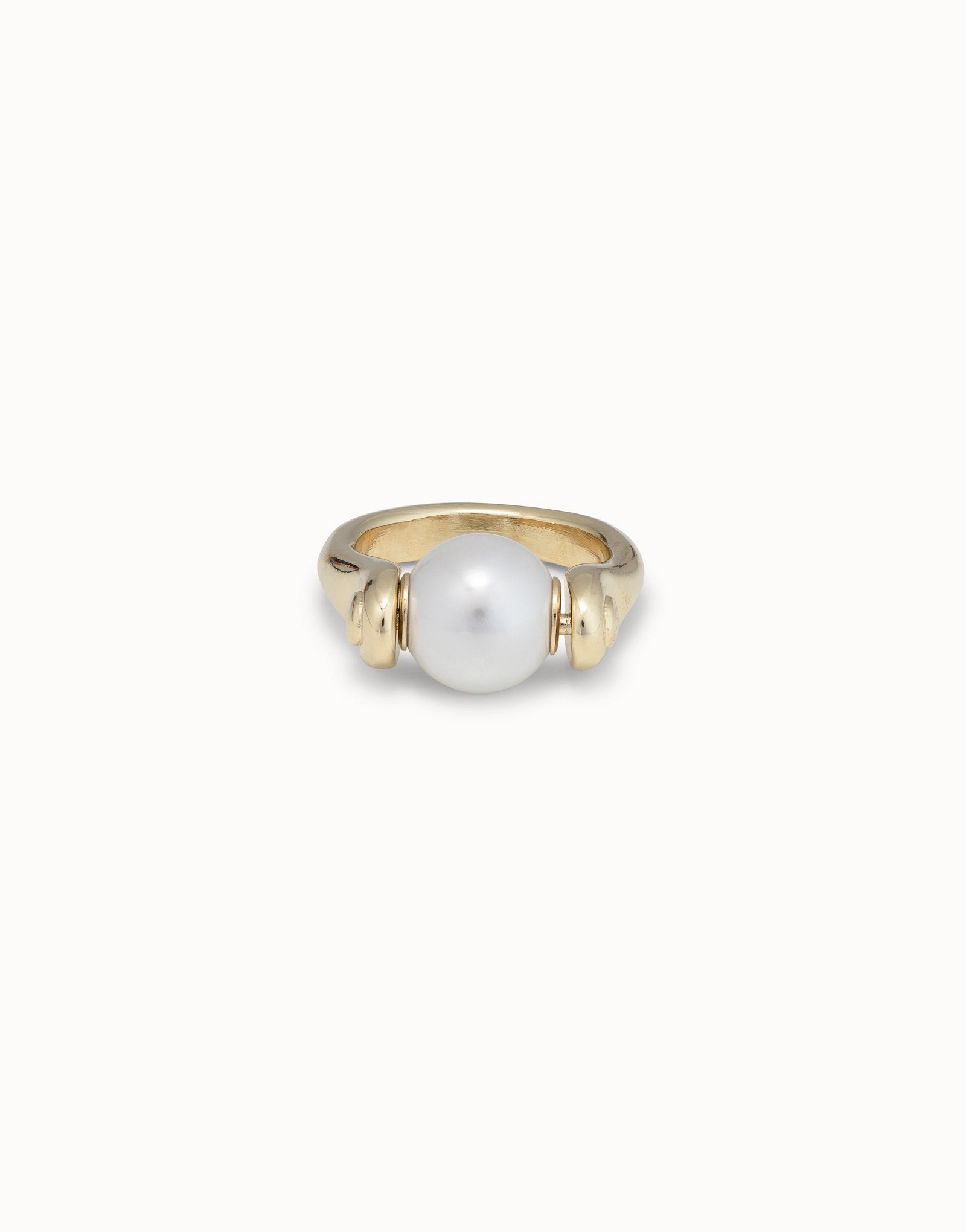 Ring with small pearl