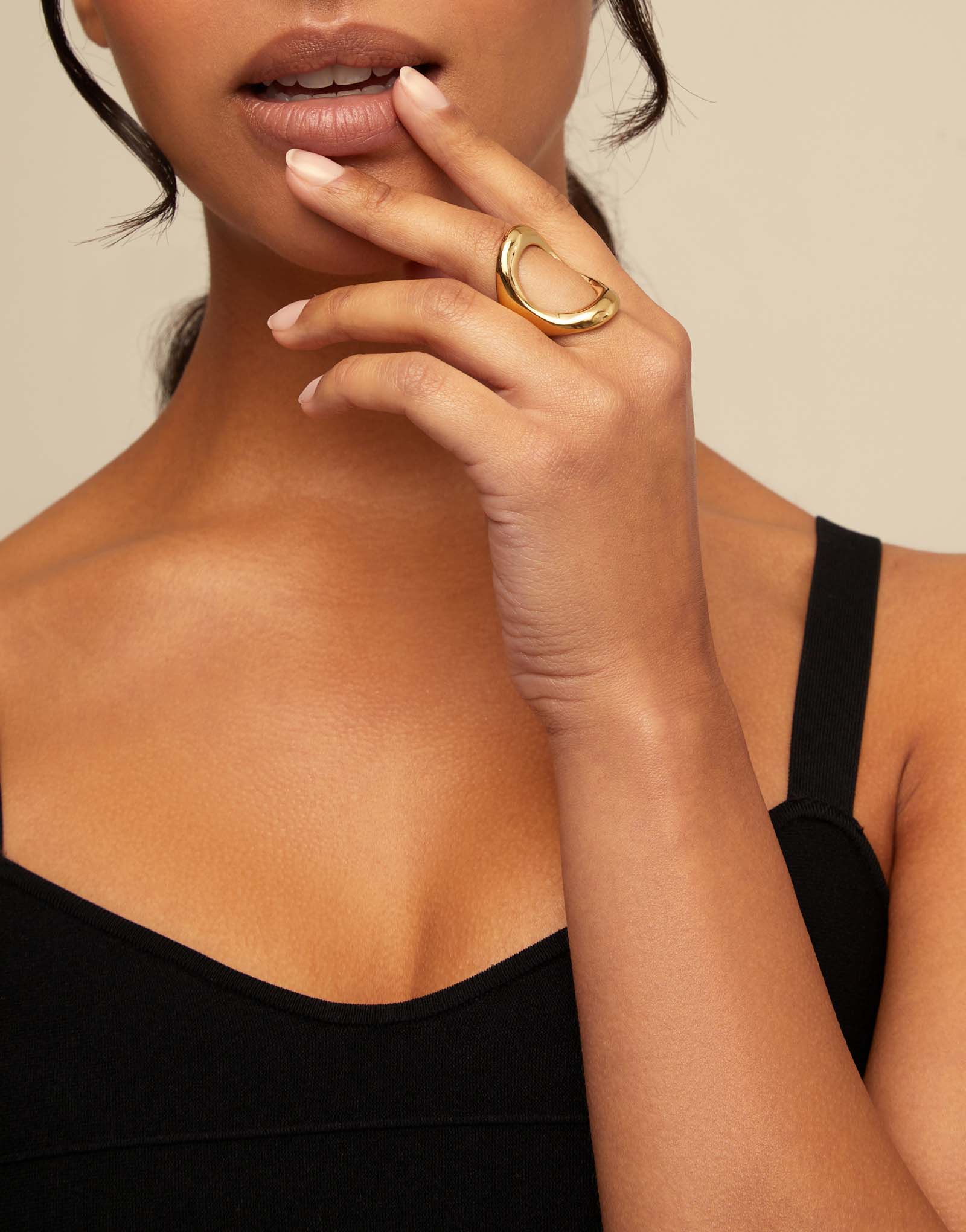 Ring with large central oval