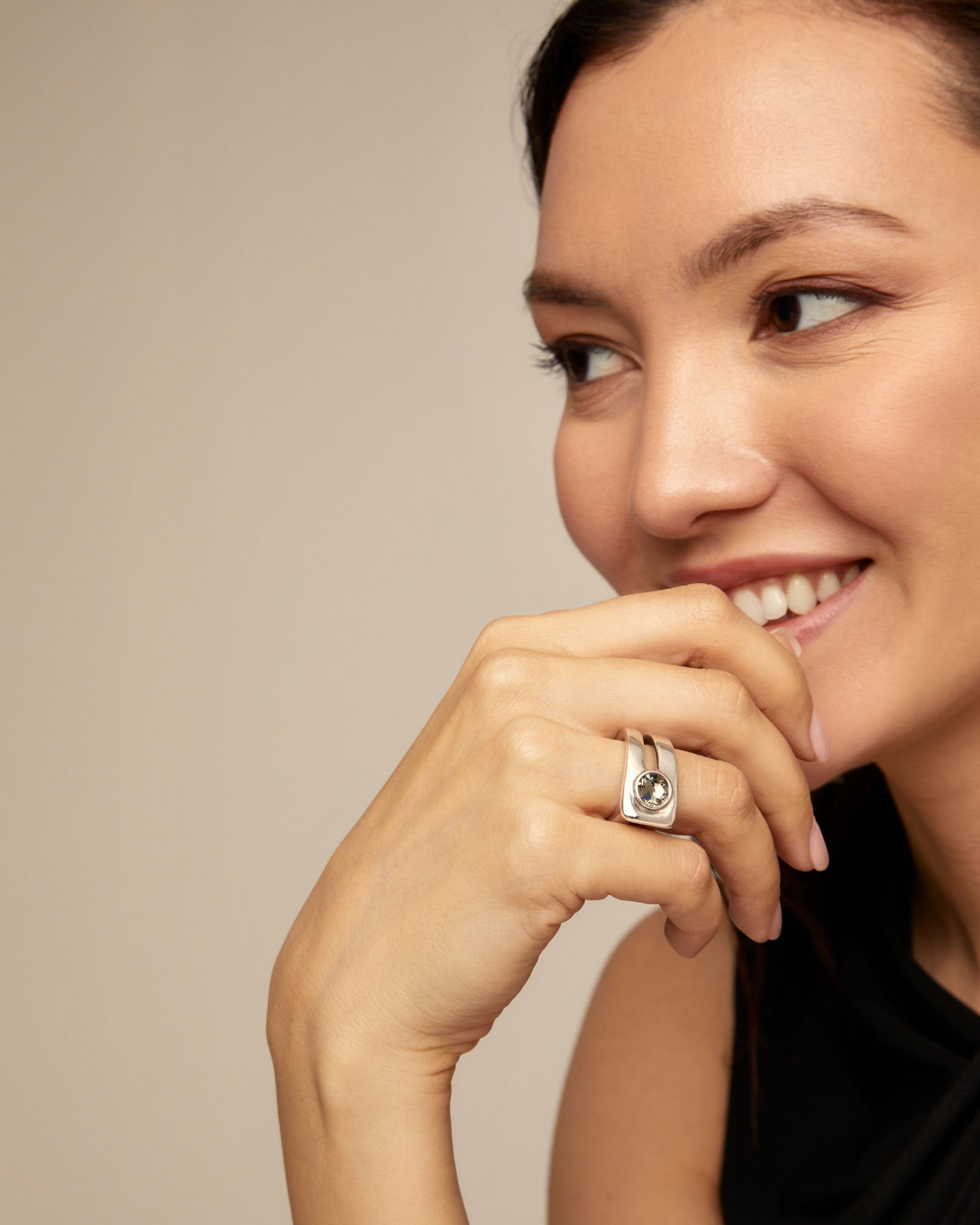 Ring with rectangular link