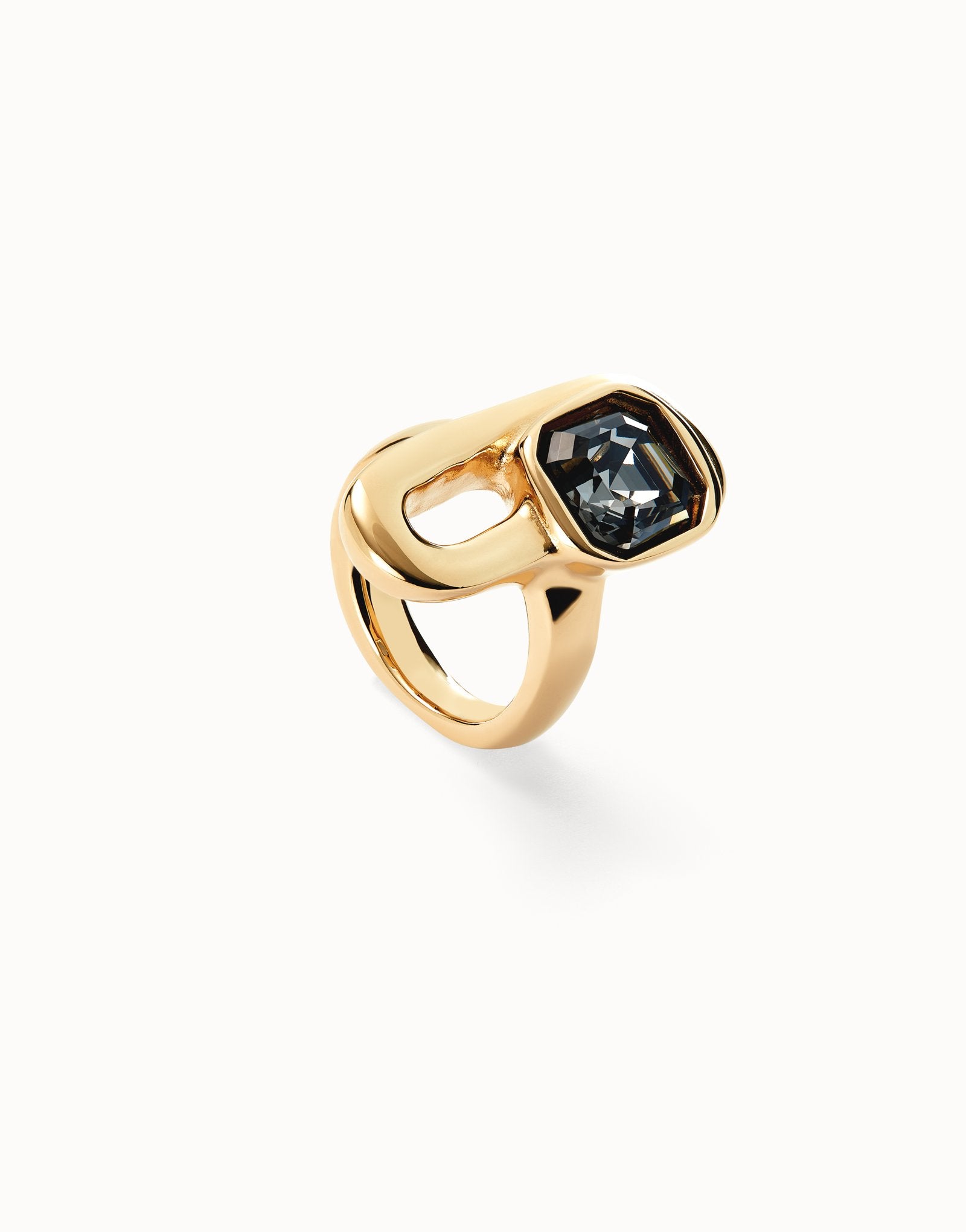Ring with black crystal