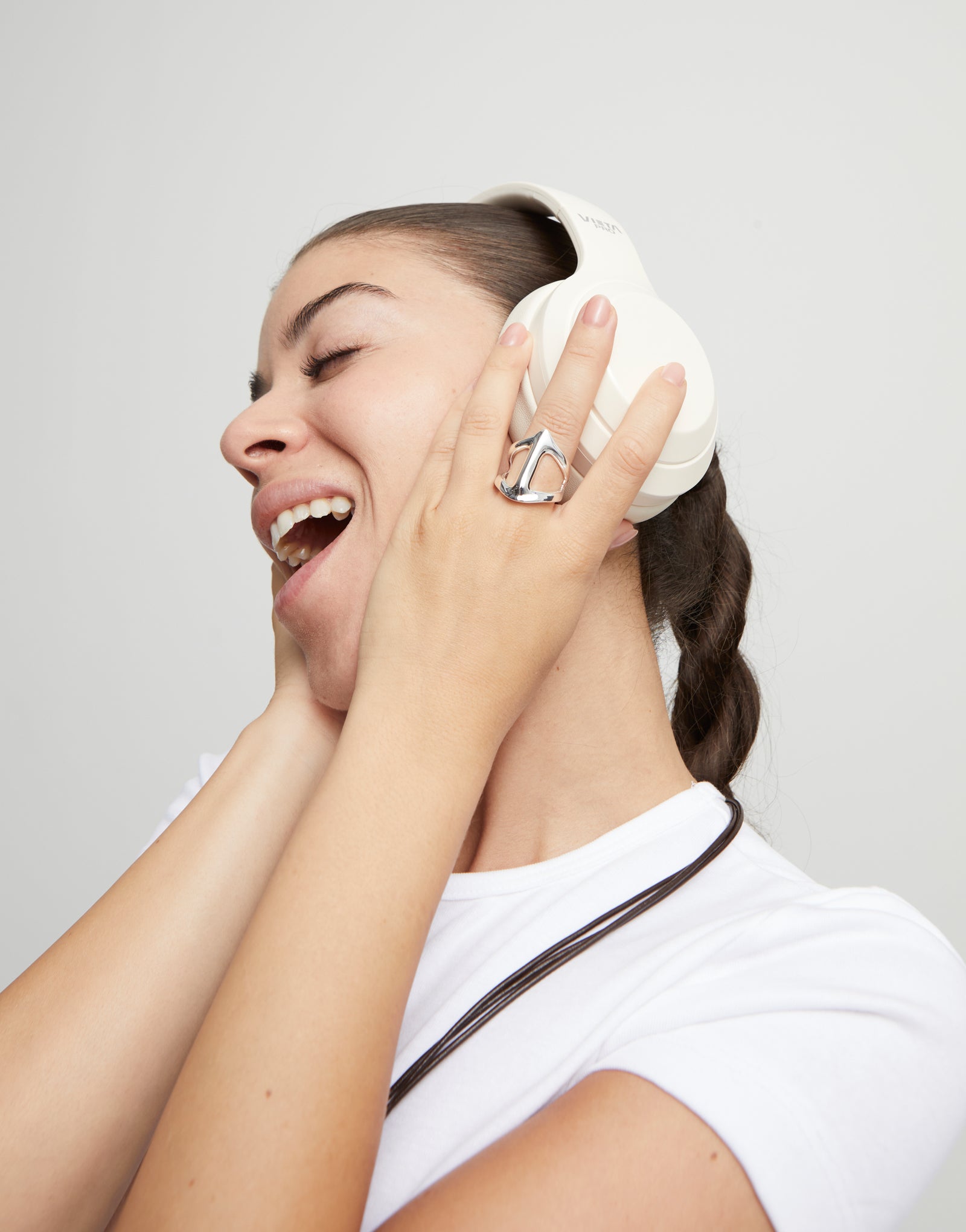 Manta ray-shaped ring