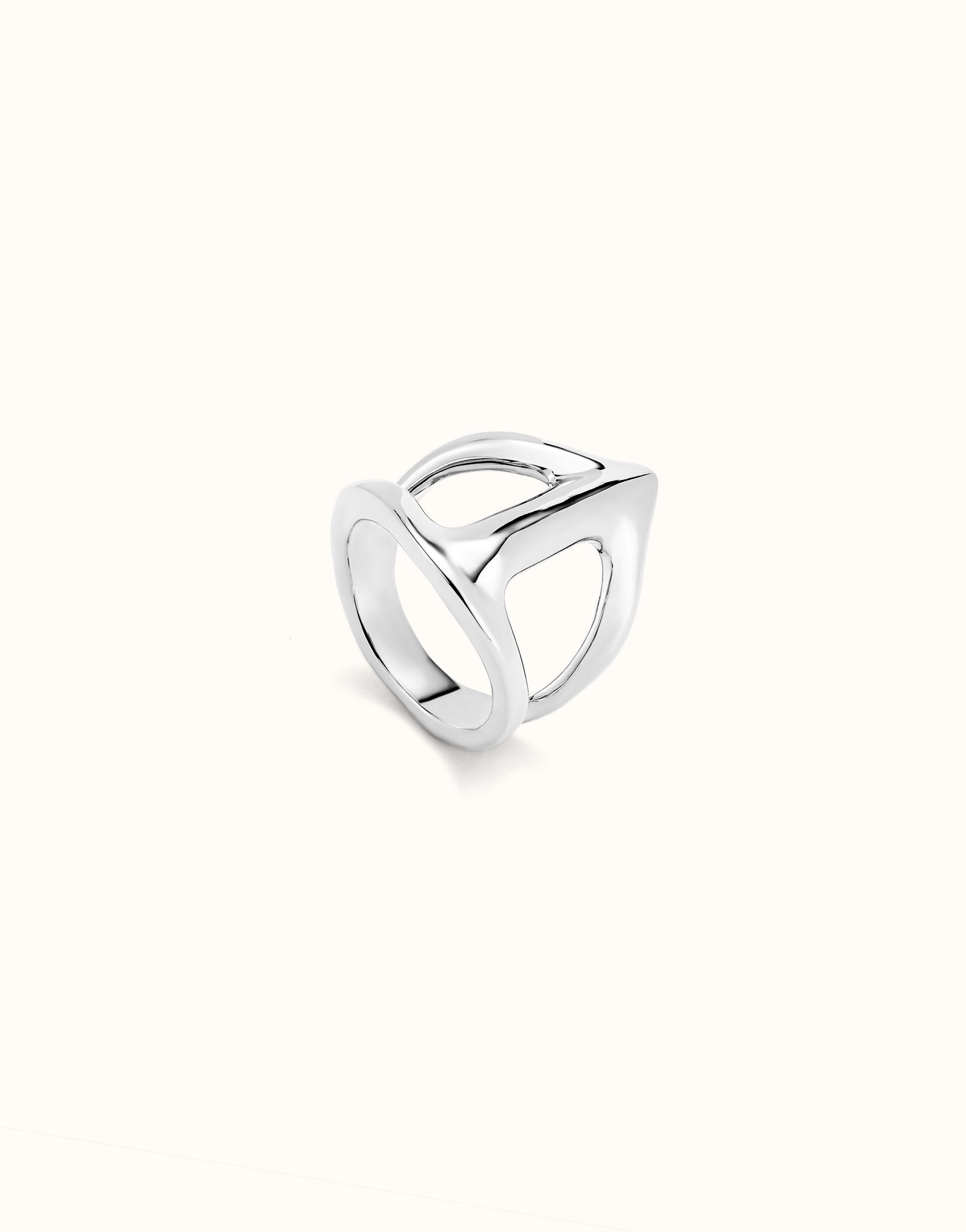 Manta ray-shaped ring