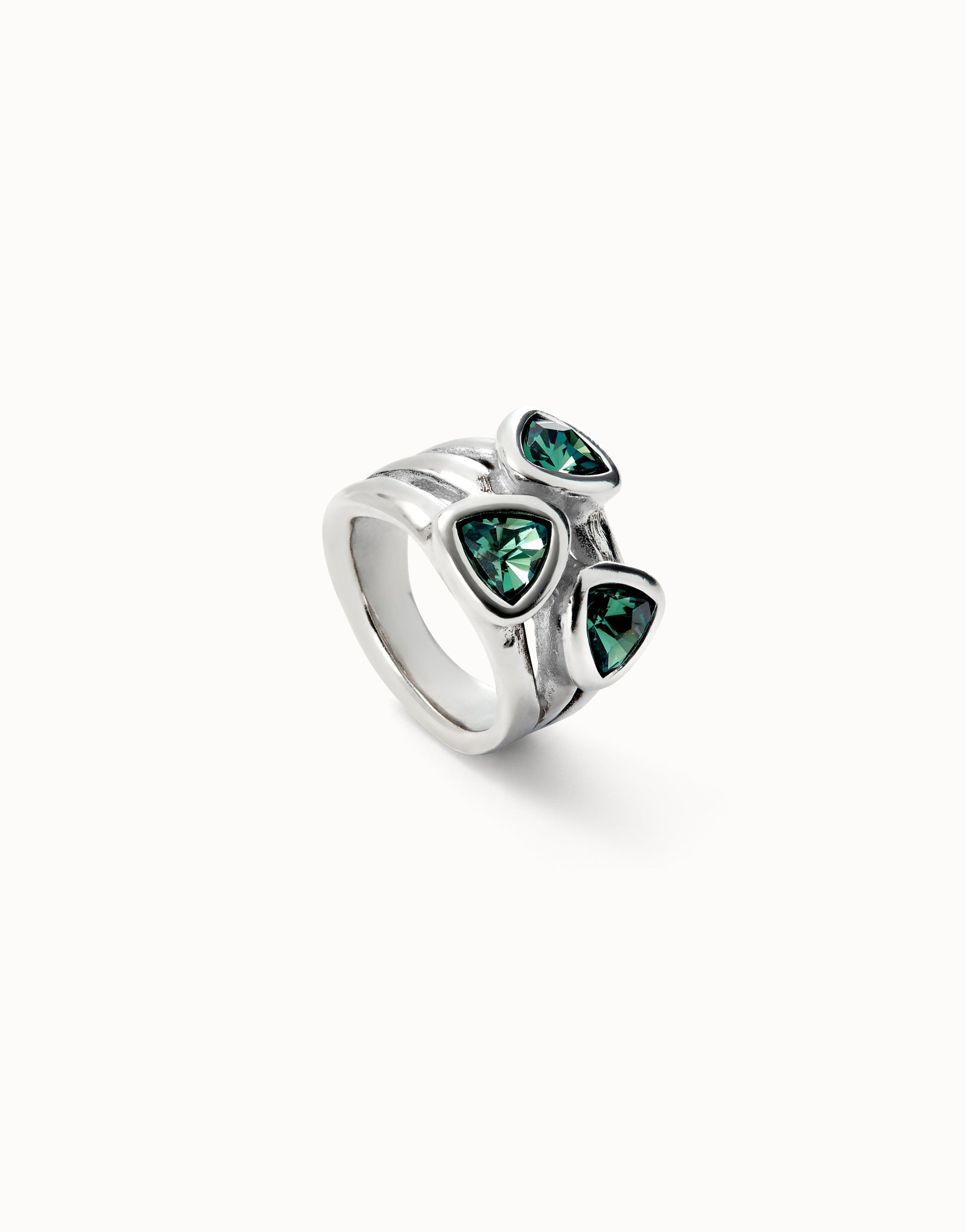 Ring with three green crystals