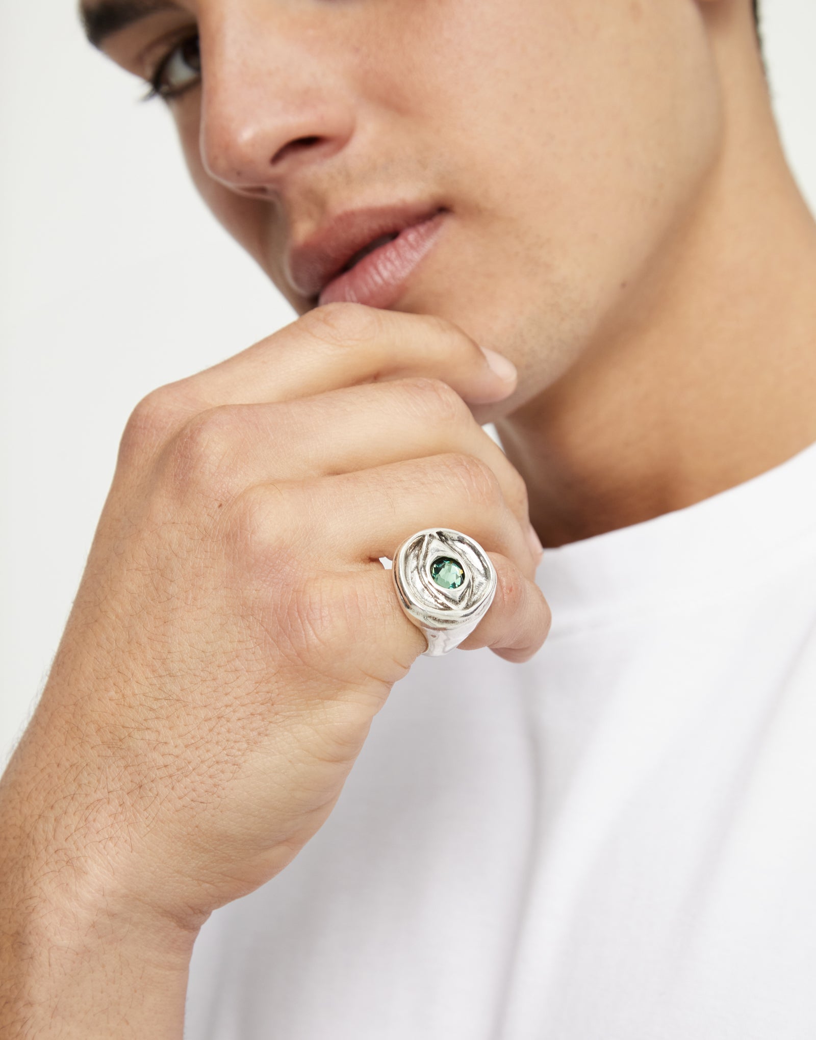 Eye-shaped signet ring with faceted green crystal
