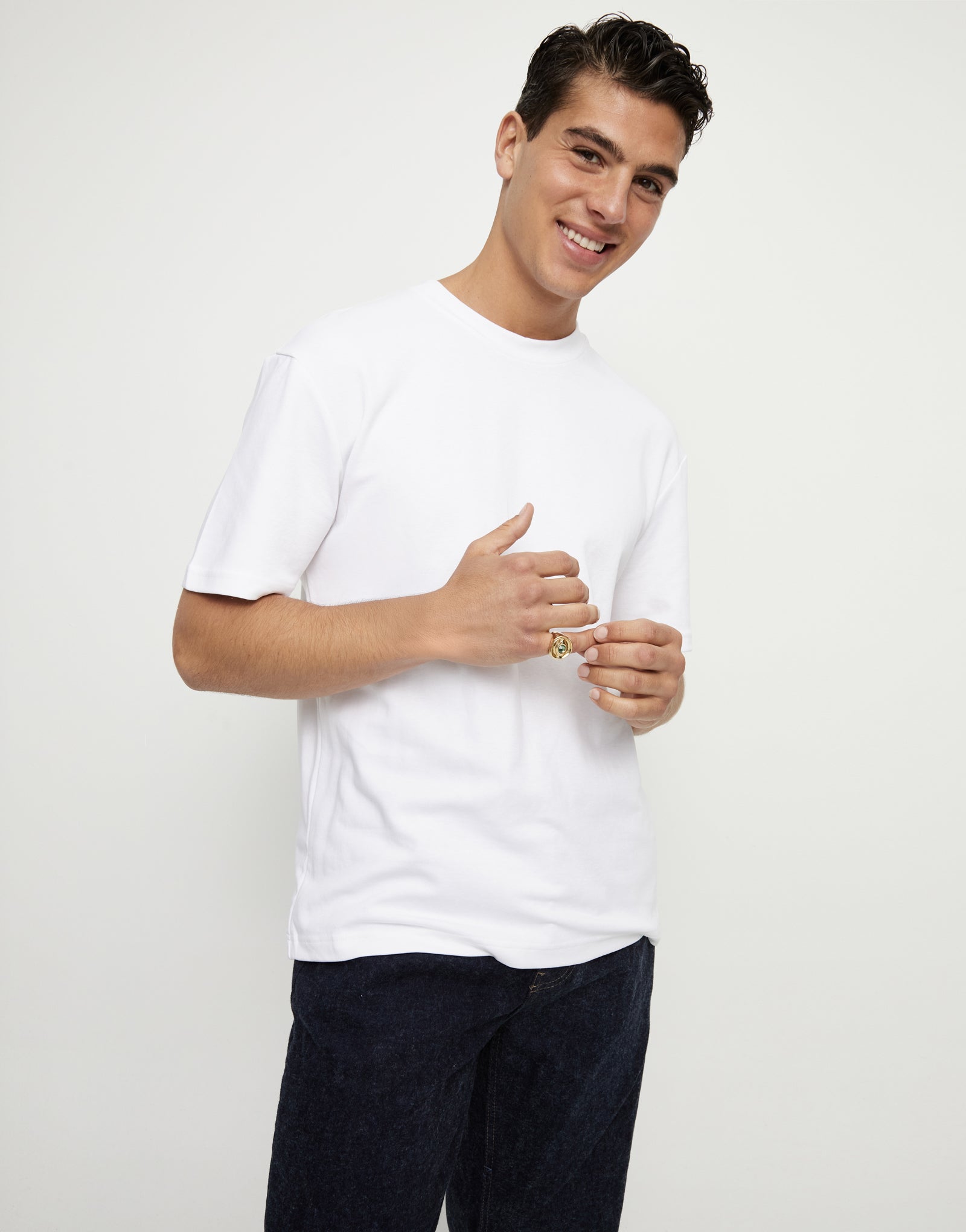 Eye-shaped signet ring with faceted green crystal