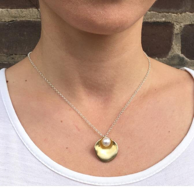 gold-plated-silver-oyster-necklace-with-pearl