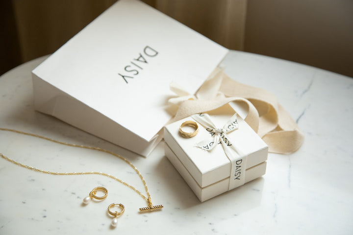 single-daisy-signet-ring-18ct-gold-plated-925-sterling-silver18ct-gold-plated-daisy-london