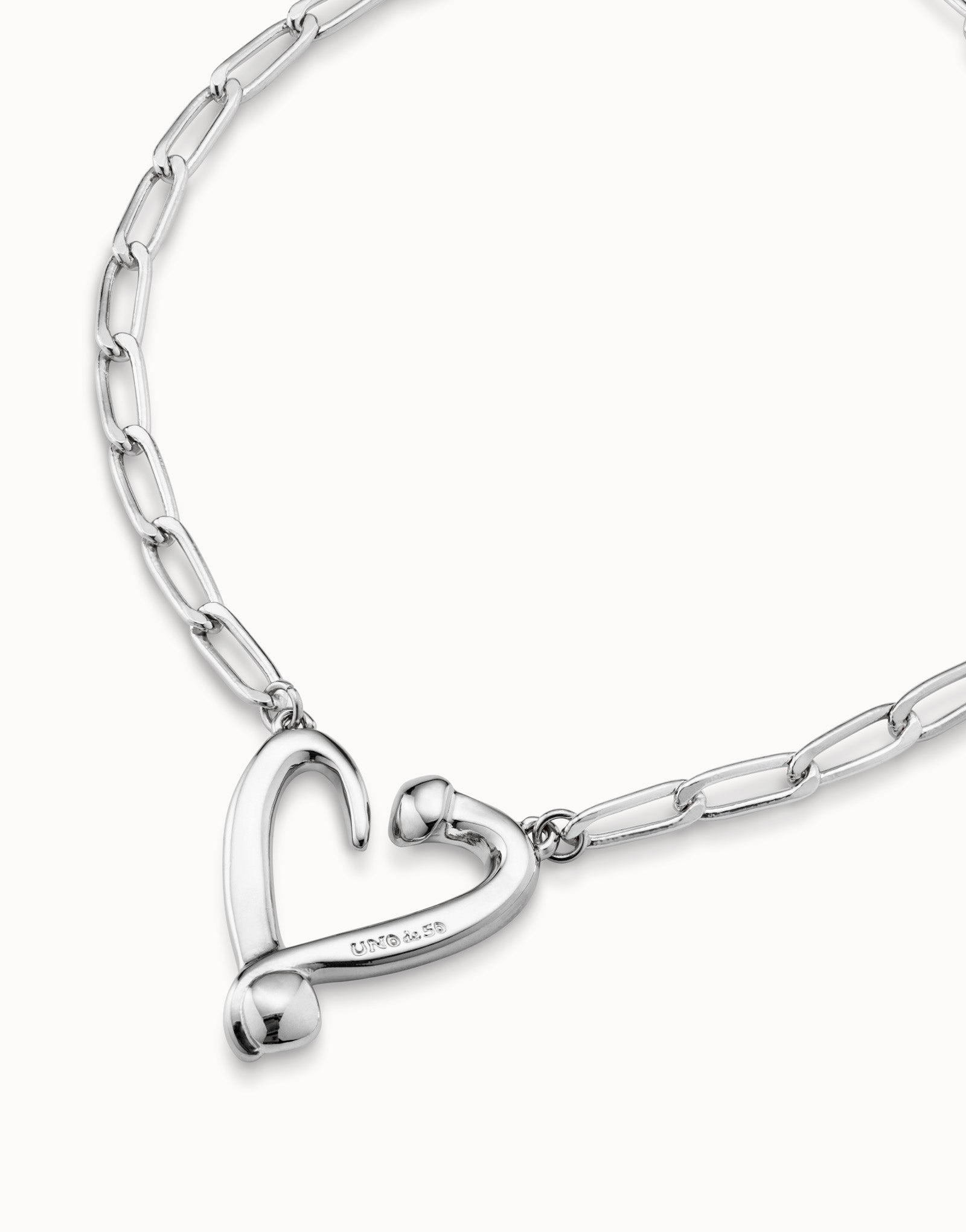 Short  link chain pendant necklace with a heart