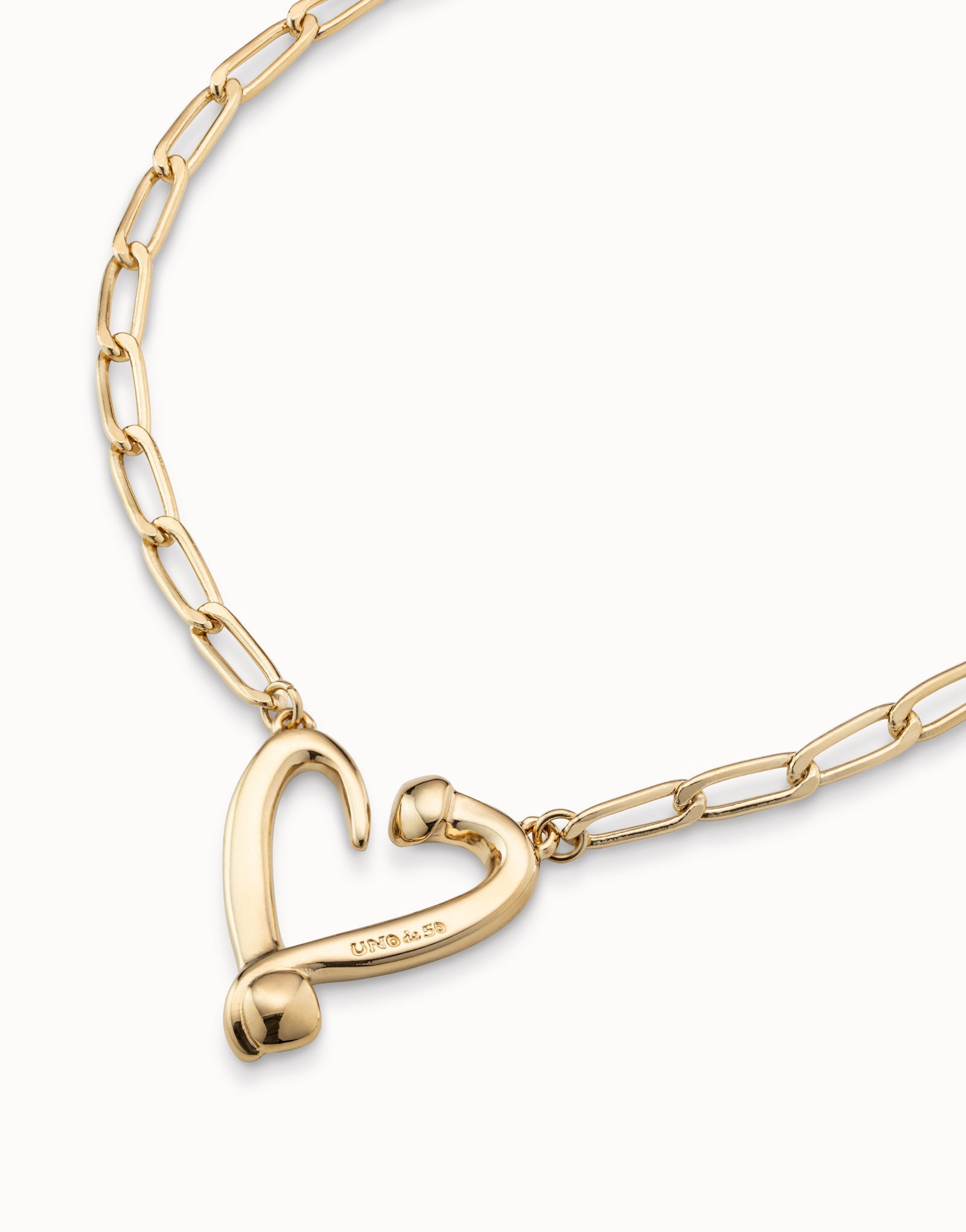 Short  link chain pendant necklace with a heart