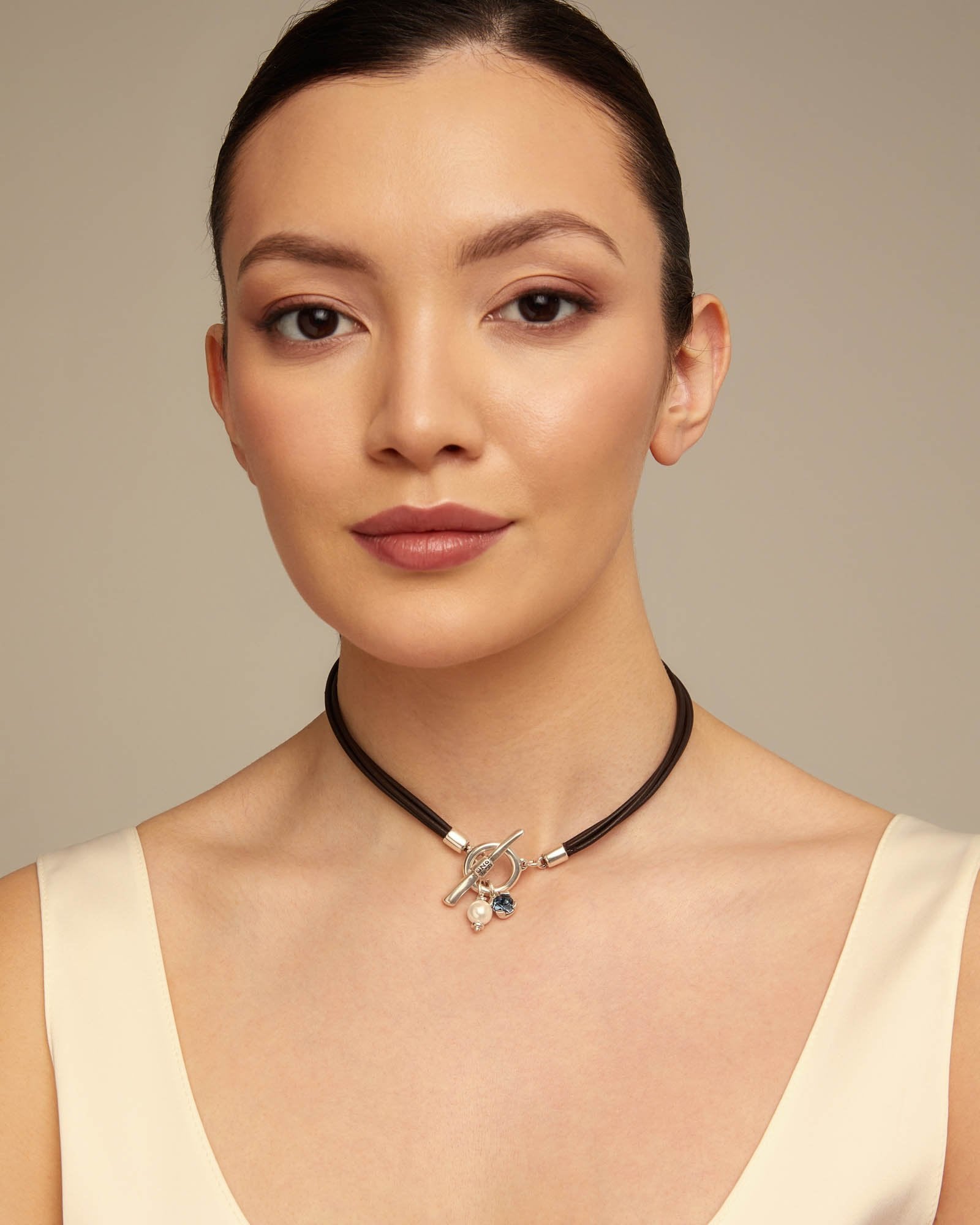 Short leather necklace with central clasp