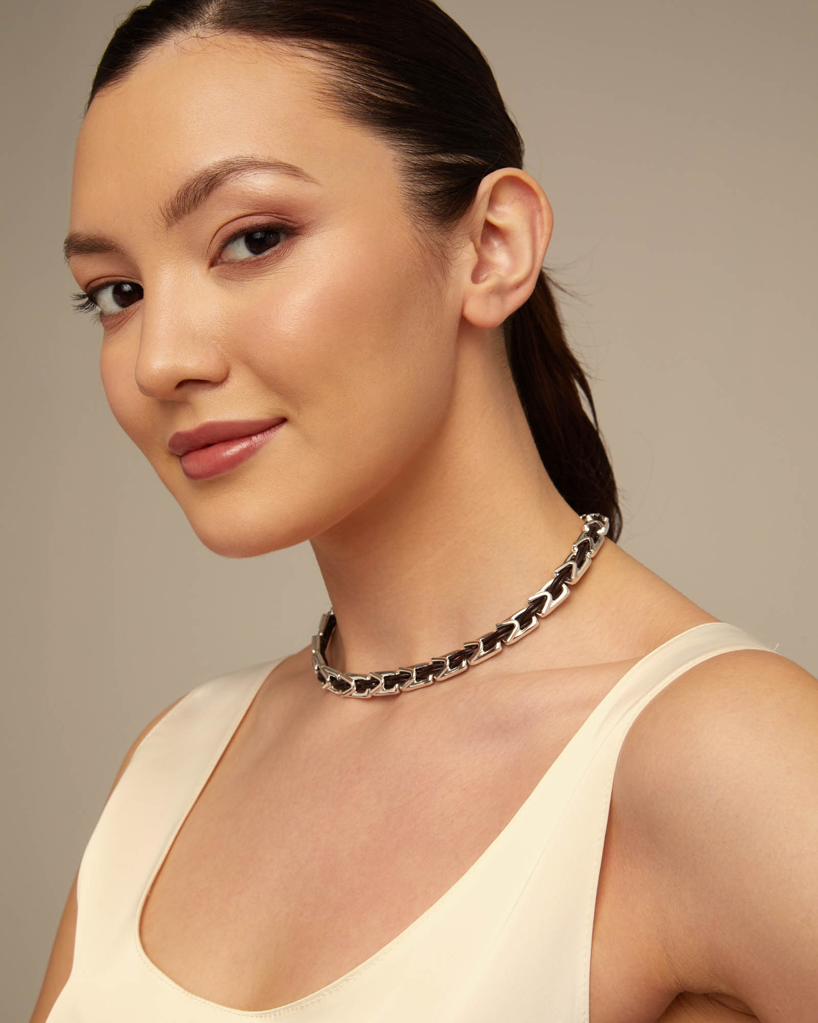 Short leather necklace with links