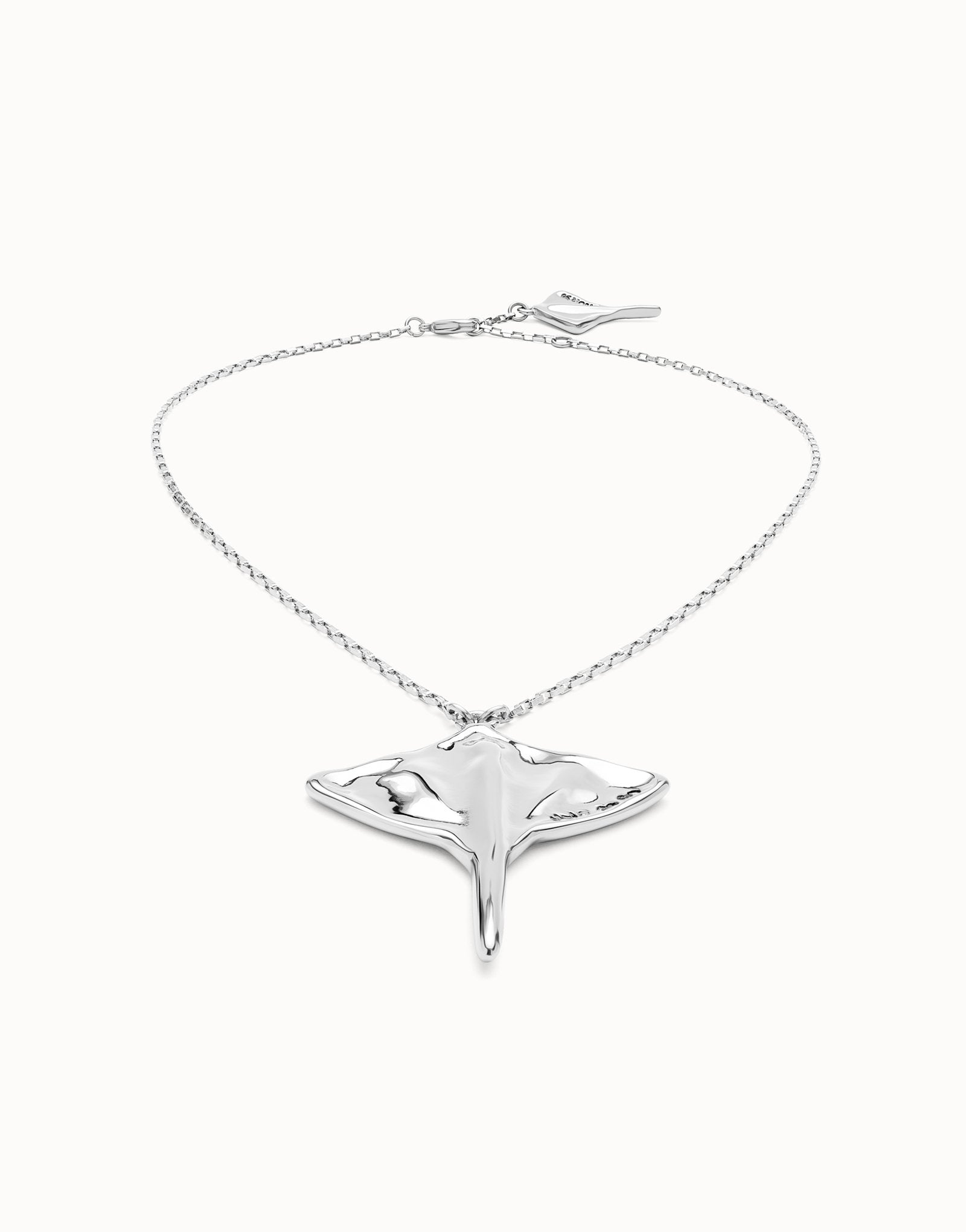 Short chain pendant necklace with manta ray