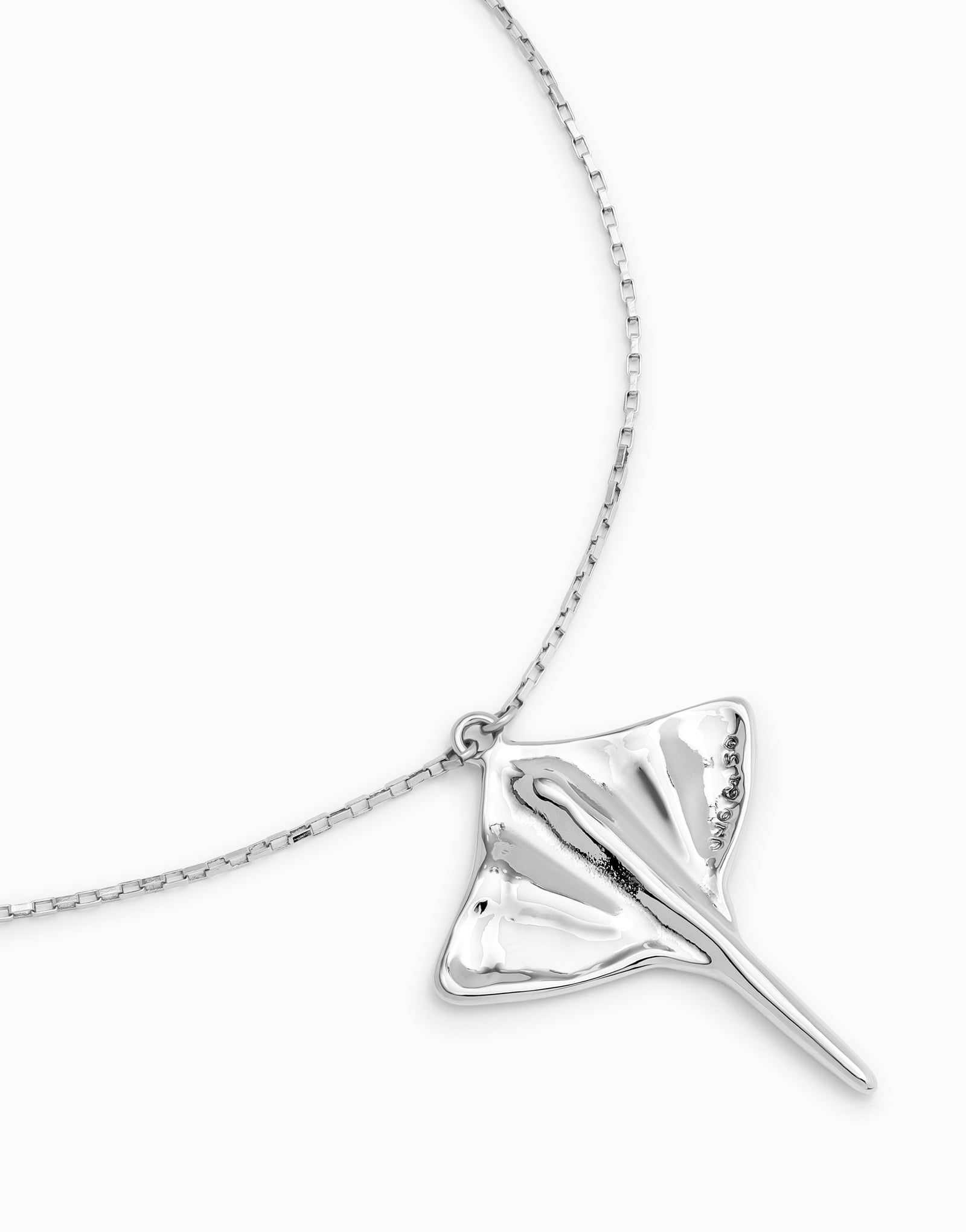 Short chain pendant necklace with manta ray