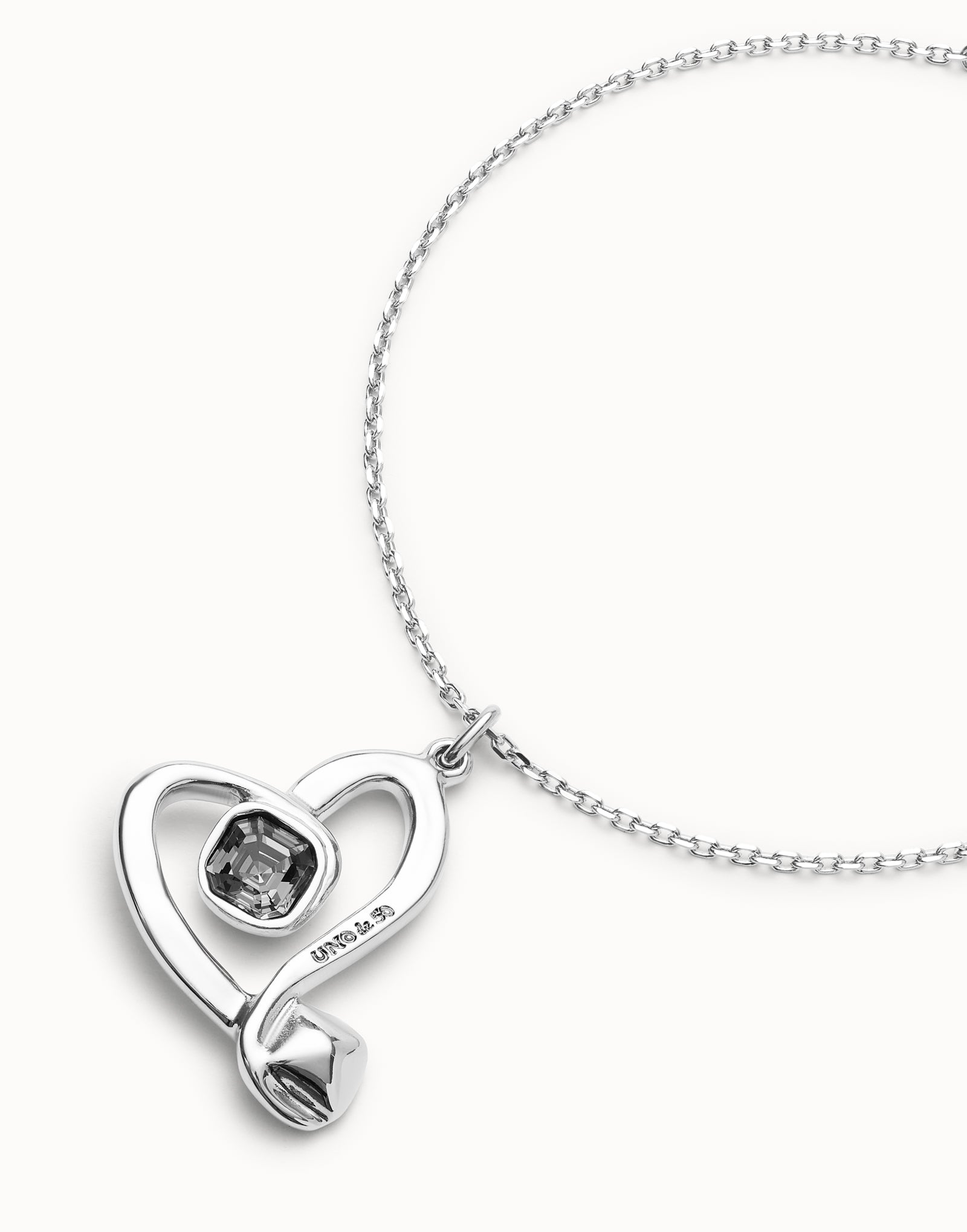 Midsize chain pendant necklace with a large heart