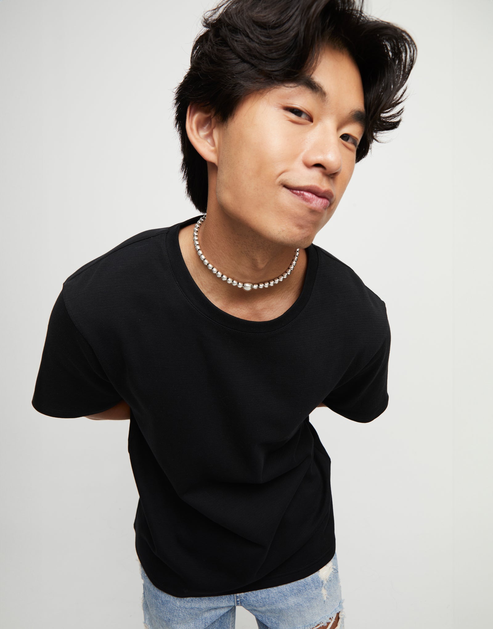 Beaded short necklace with larger central bead