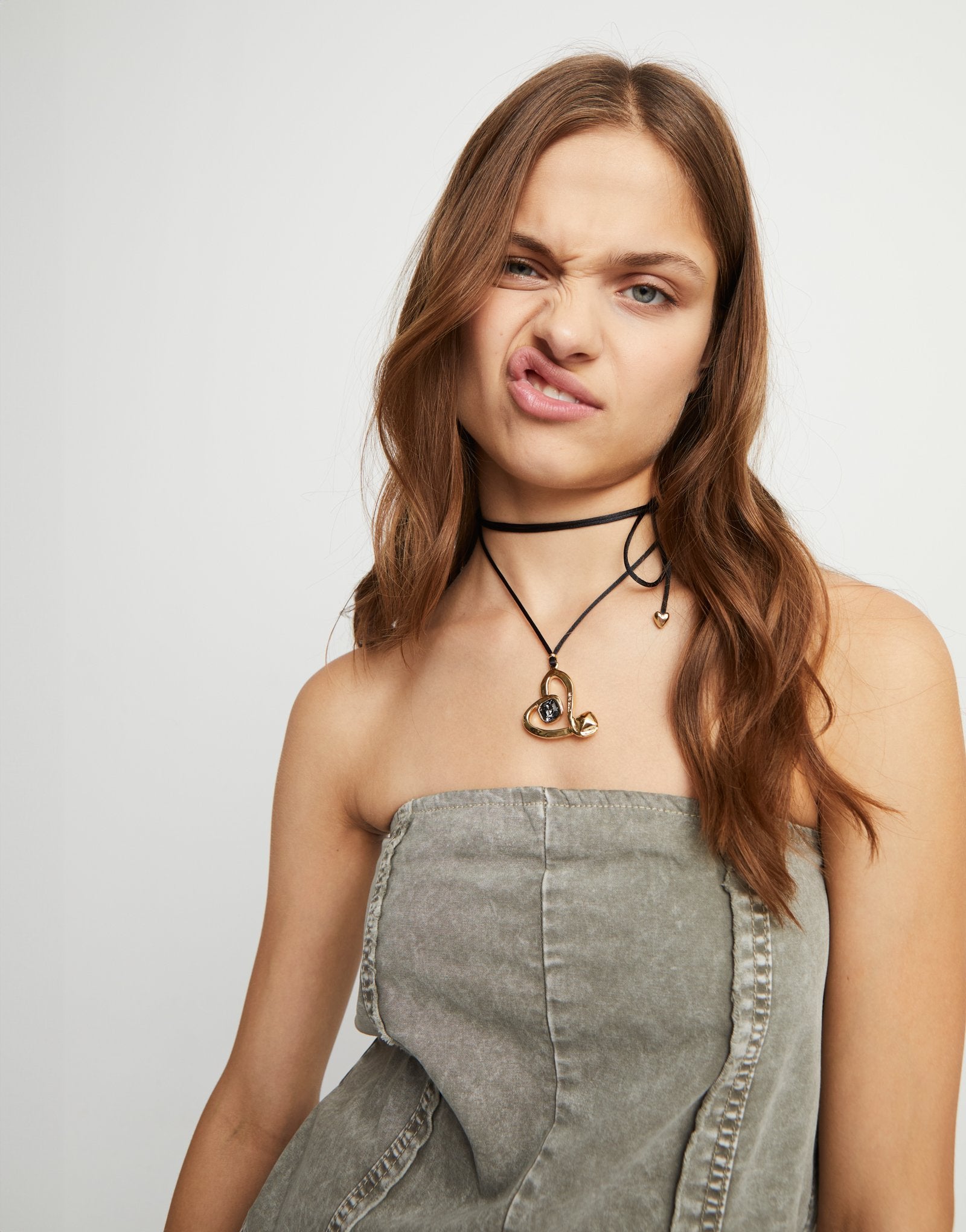 Long pendant and central heart with black crystal