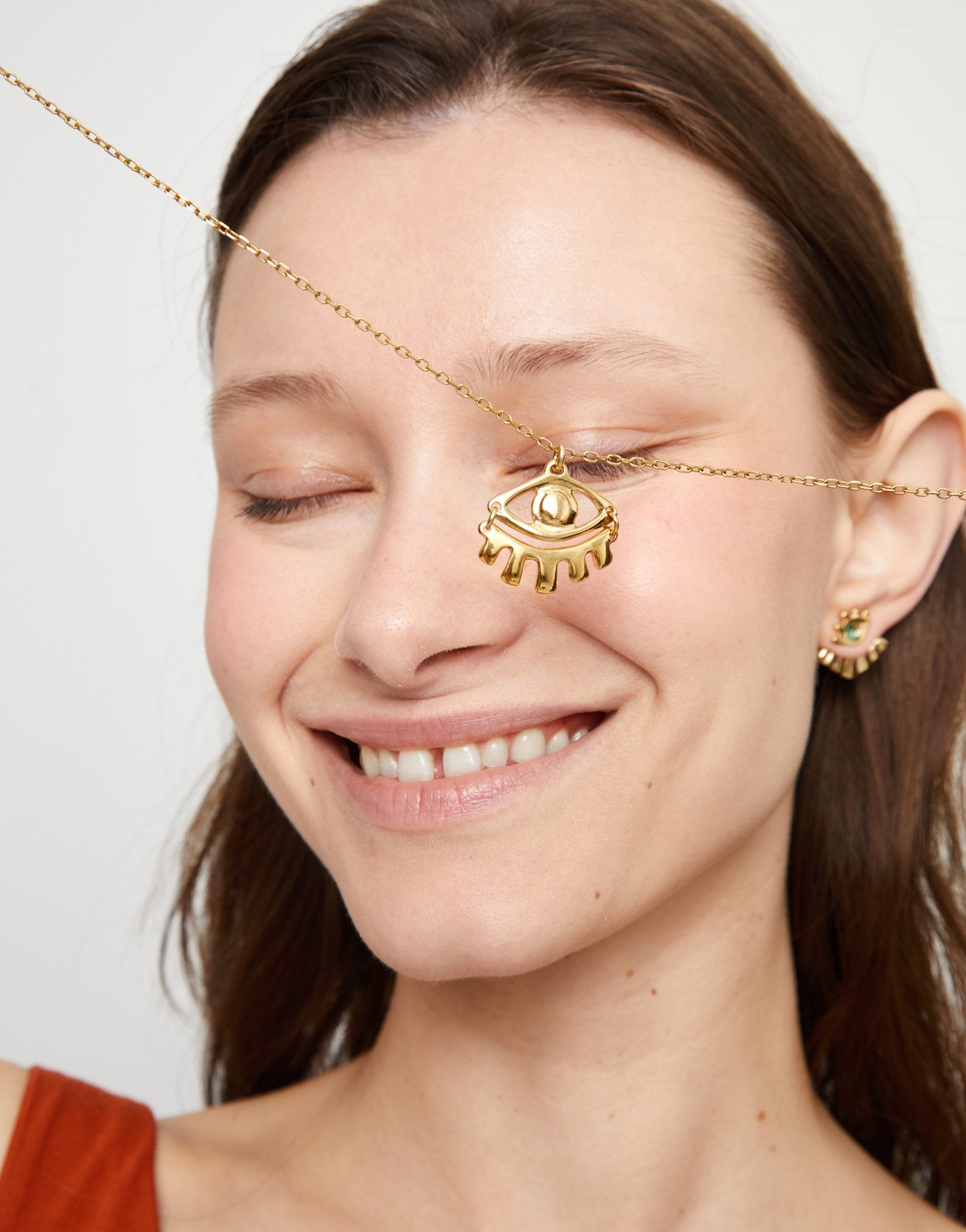 Short pendant chain necklace with small eye