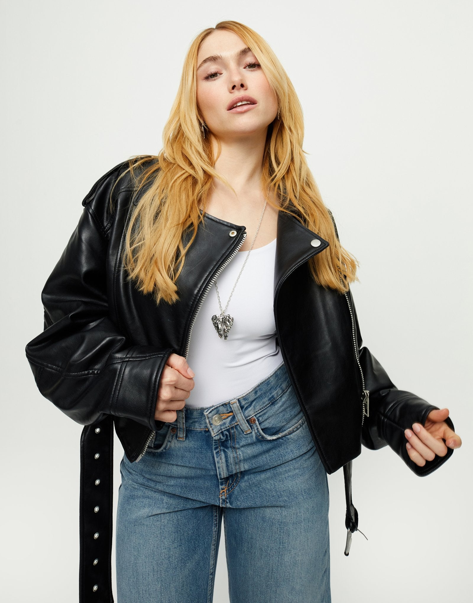 Long necklace with wing detail