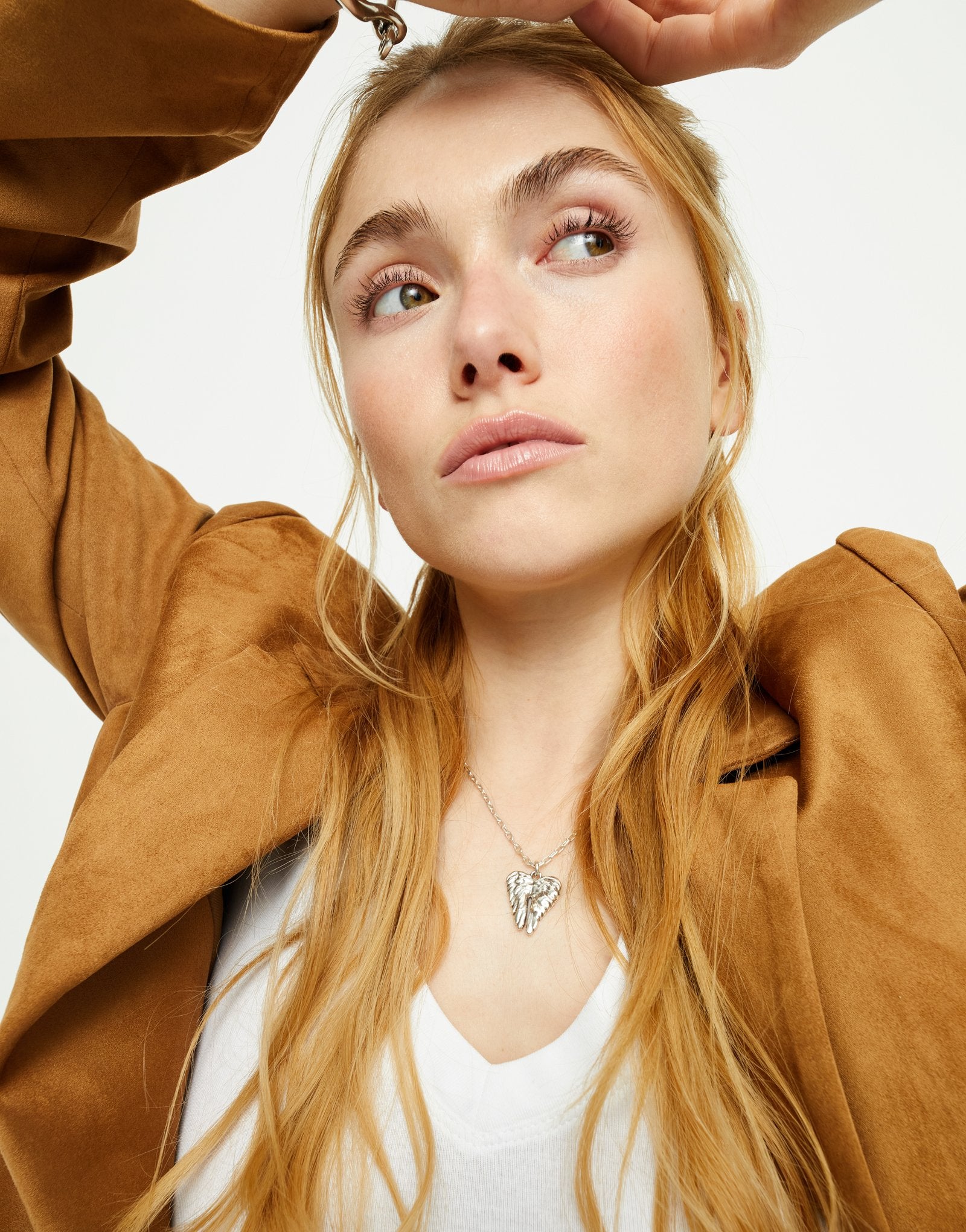 Short necklace with wing detail