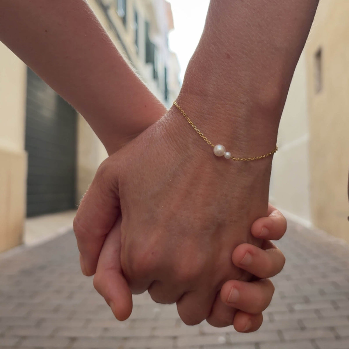 Connected Pearl Bracelet Gold