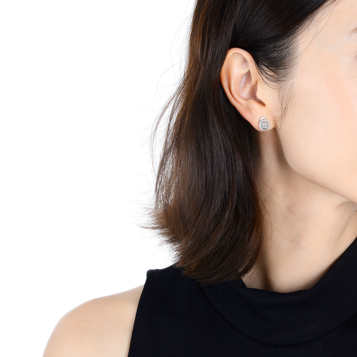 sculpt-white-gold-diamond-earrings-chow-sang-sang