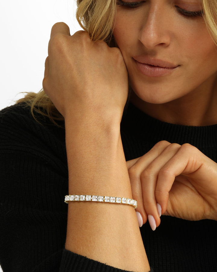the-queens-tennis-bracelet-in-gold-and-white-diamondettes