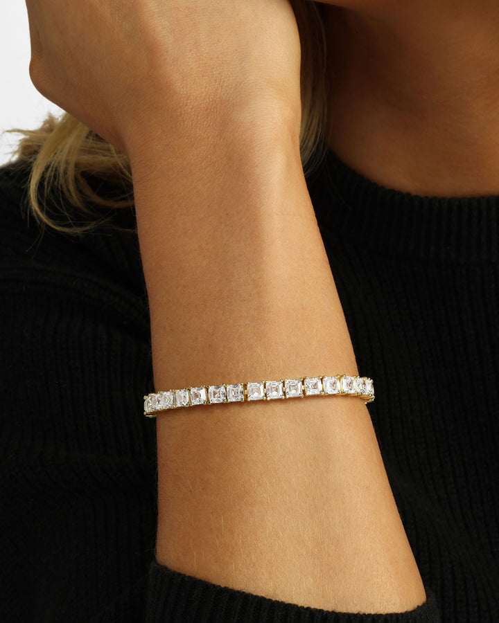 the-queens-tennis-bracelet-in-gold-and-white-diamondettes