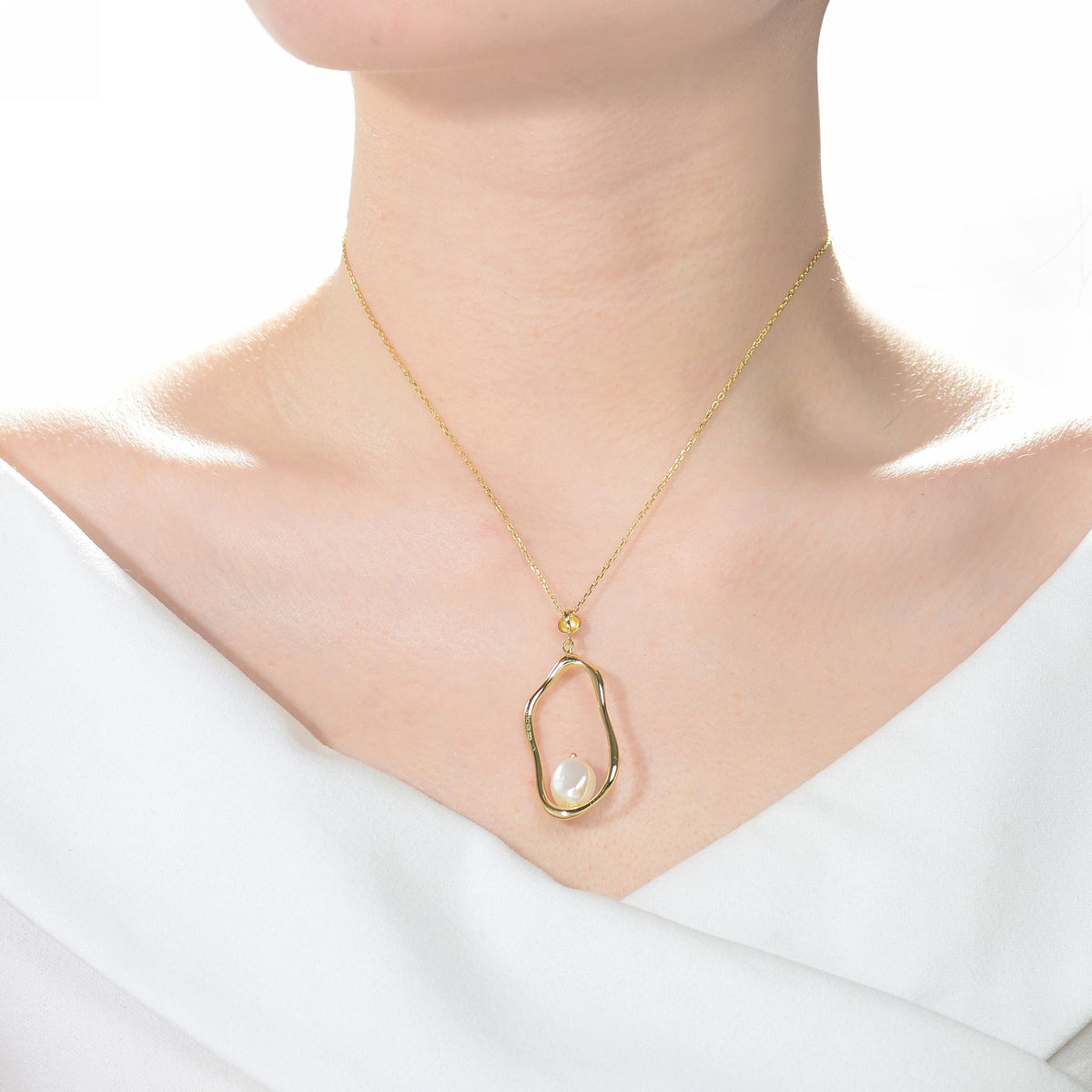 Brigitte Fluid Boho Golden Pearl Necklace
